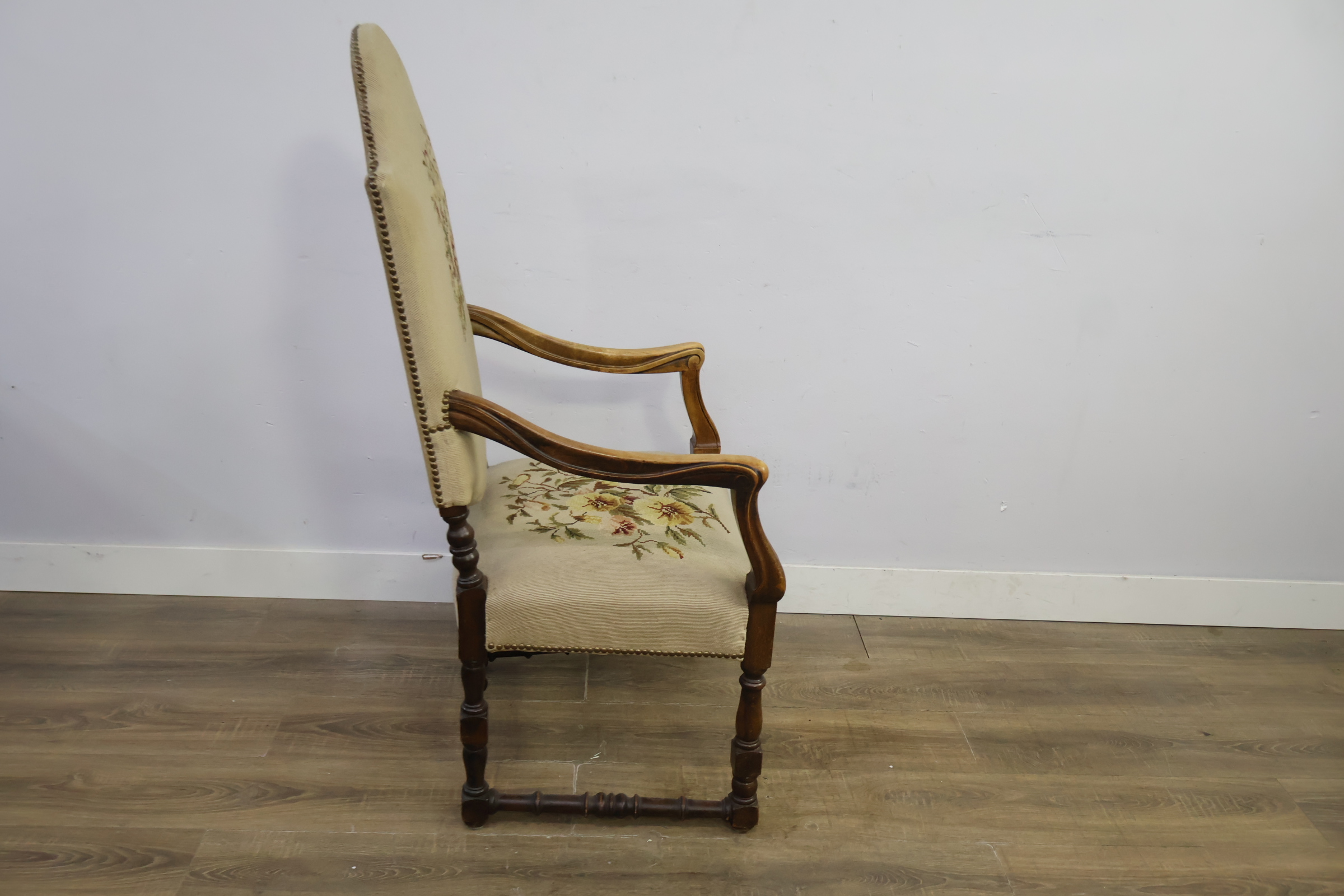Antieke armstoel met geborduurde bekleding – foto 4 – kavel bij GSD Auctions, Zoeterwoude
