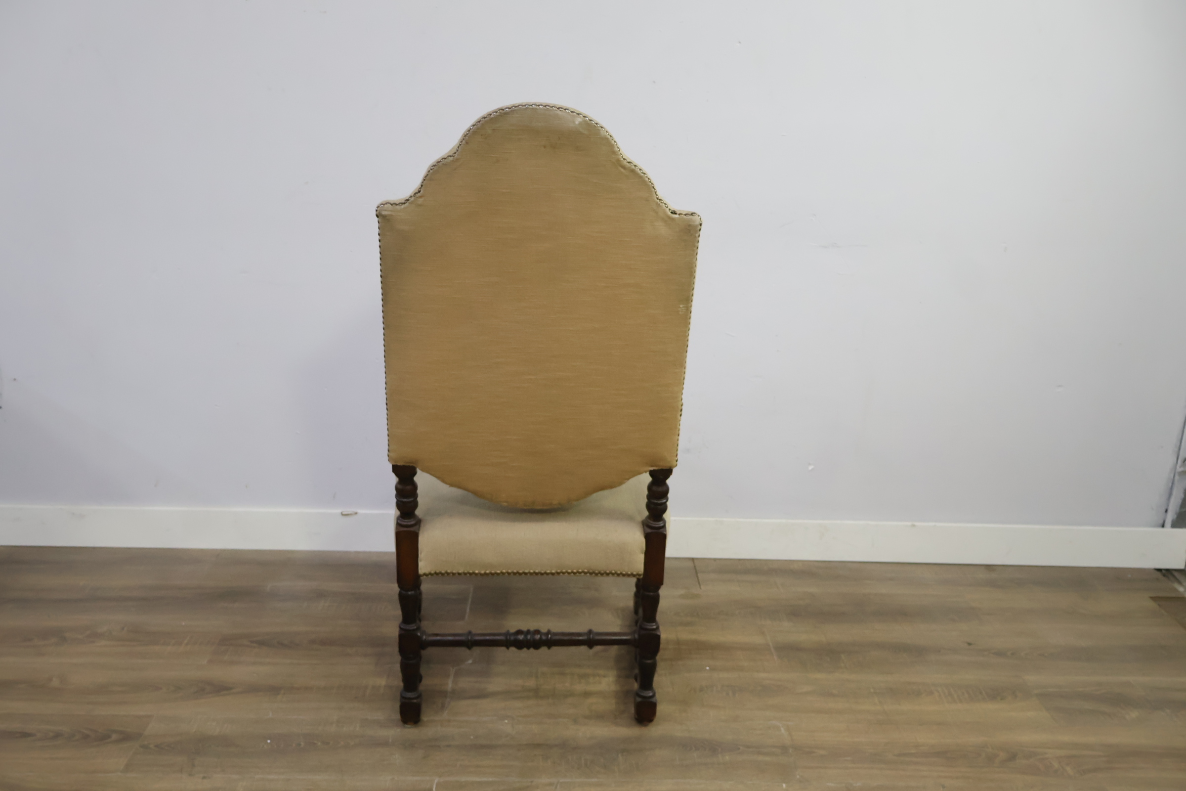 Antieke armstoel met geborduurde bekleding – foto 5 – kavel bij GSD Auctions, Zoeterwoude