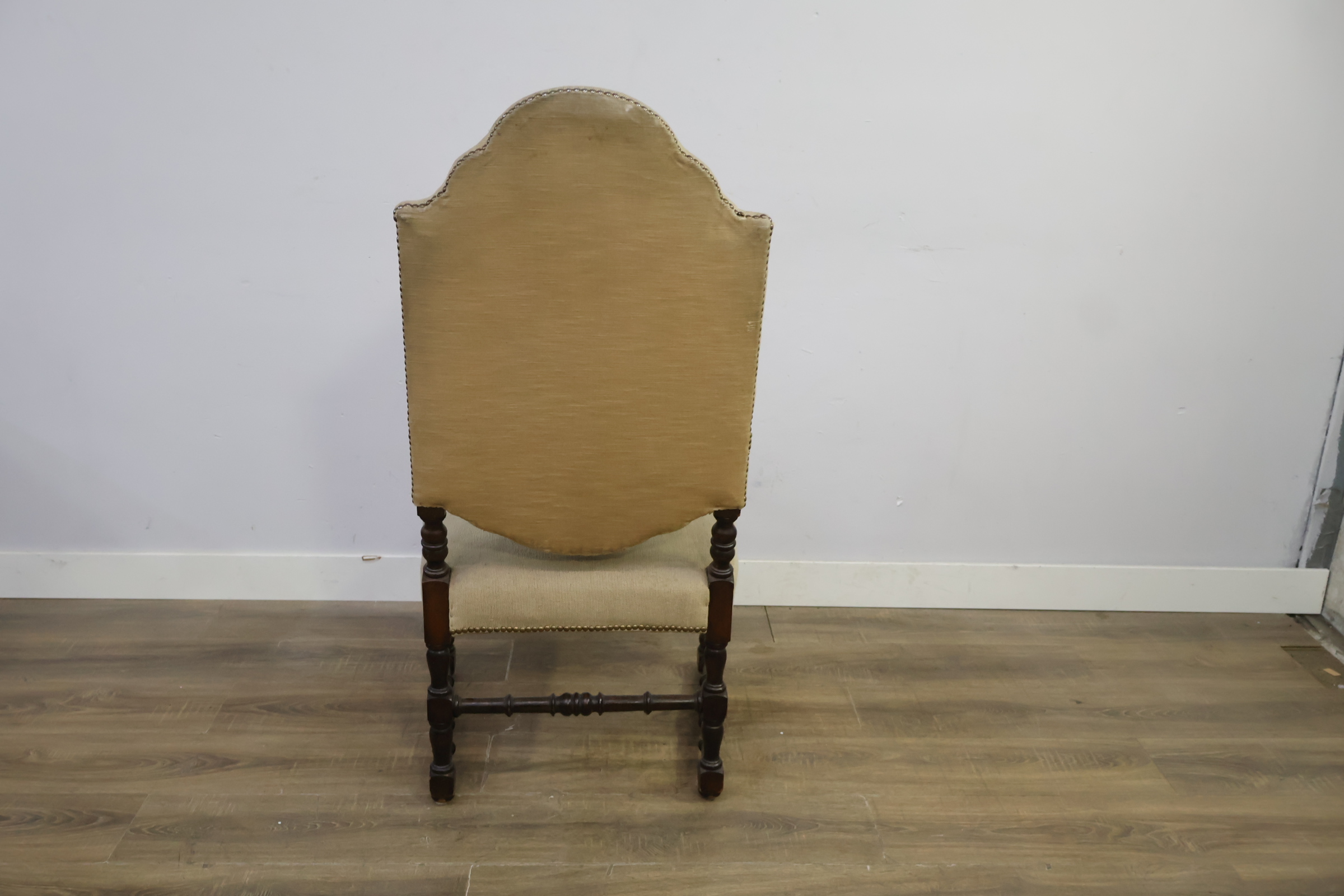 Antieke armstoel met geborduurde bekleding – foto 6 – kavel bij GSD Auctions, Zoeterwoude