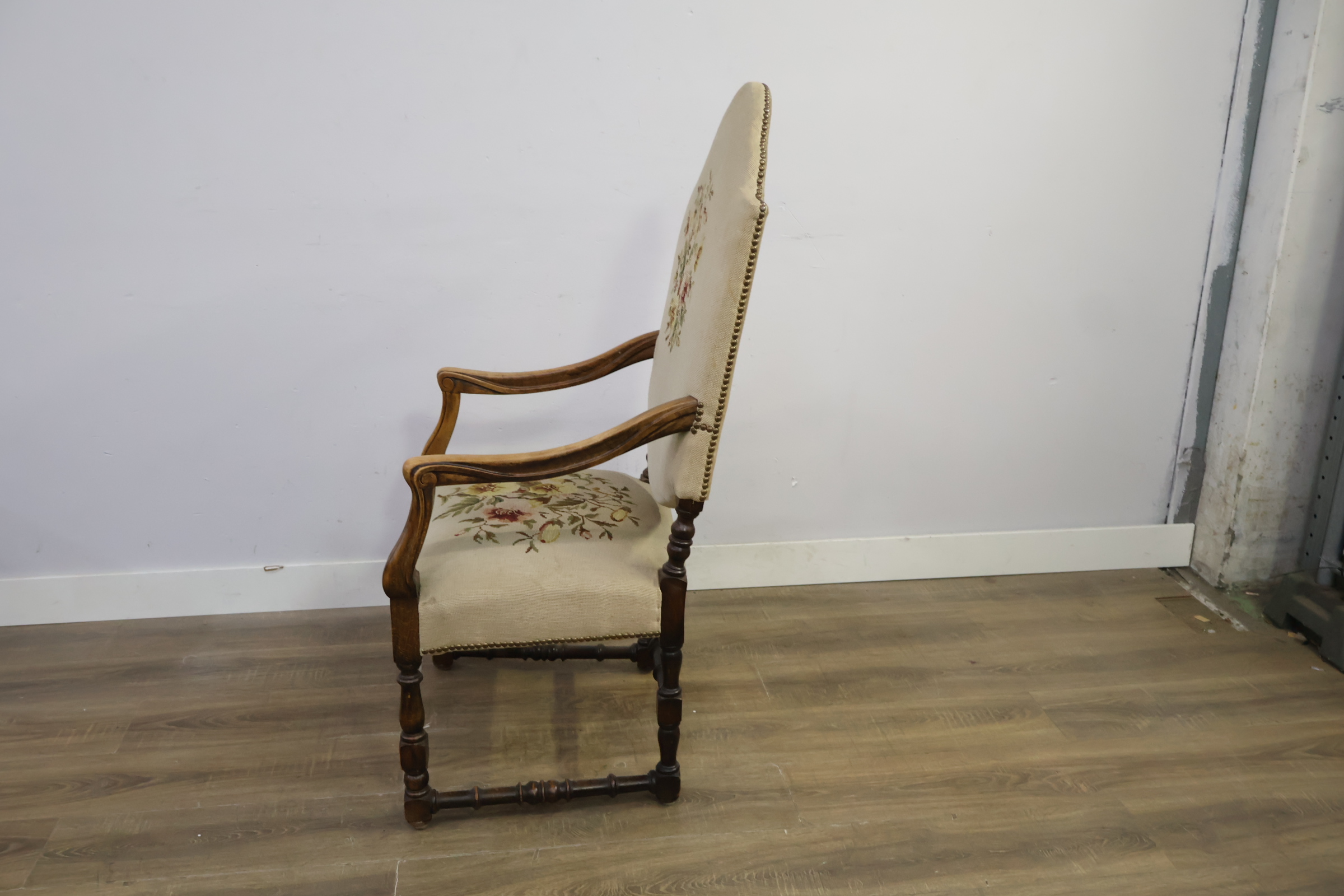 Antieke armstoel met geborduurde bekleding – foto 7 – kavel bij GSD Auctions, Zoeterwoude