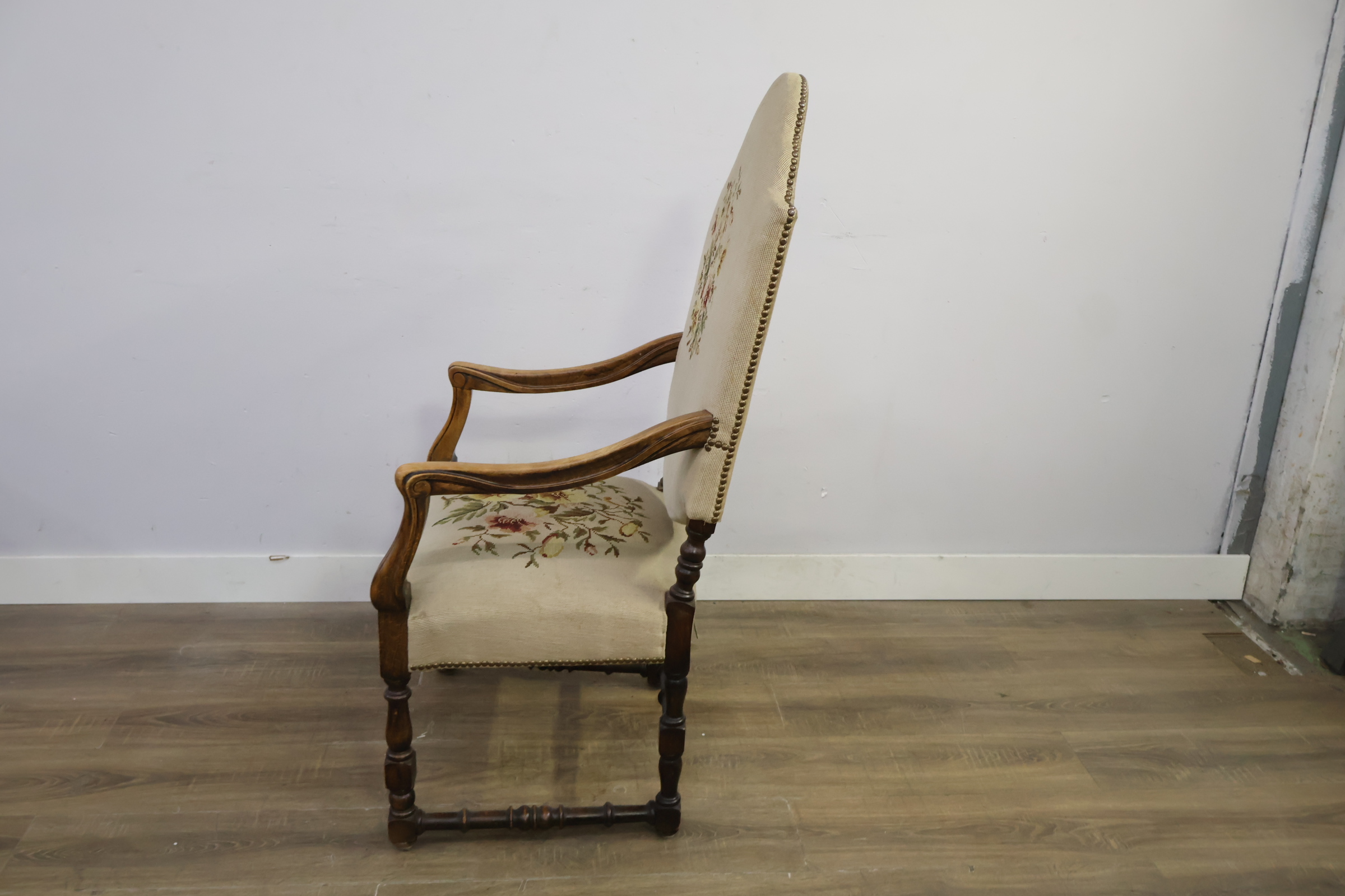 Antieke armstoel met geborduurde bekleding – foto 8 – kavel bij GSD Auctions, Zoeterwoude