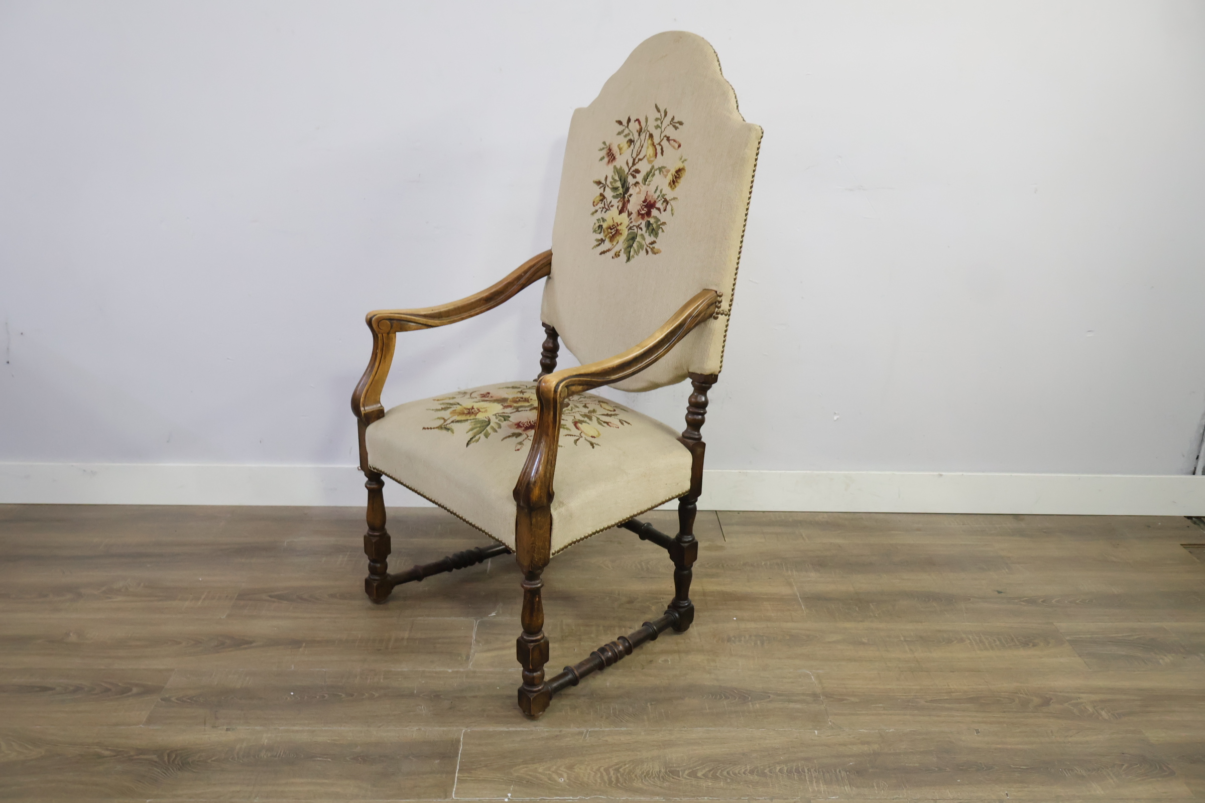 Antieke armstoel met geborduurde bekleding – foto 9 – kavel bij GSD Auctions, Zoeterwoude
