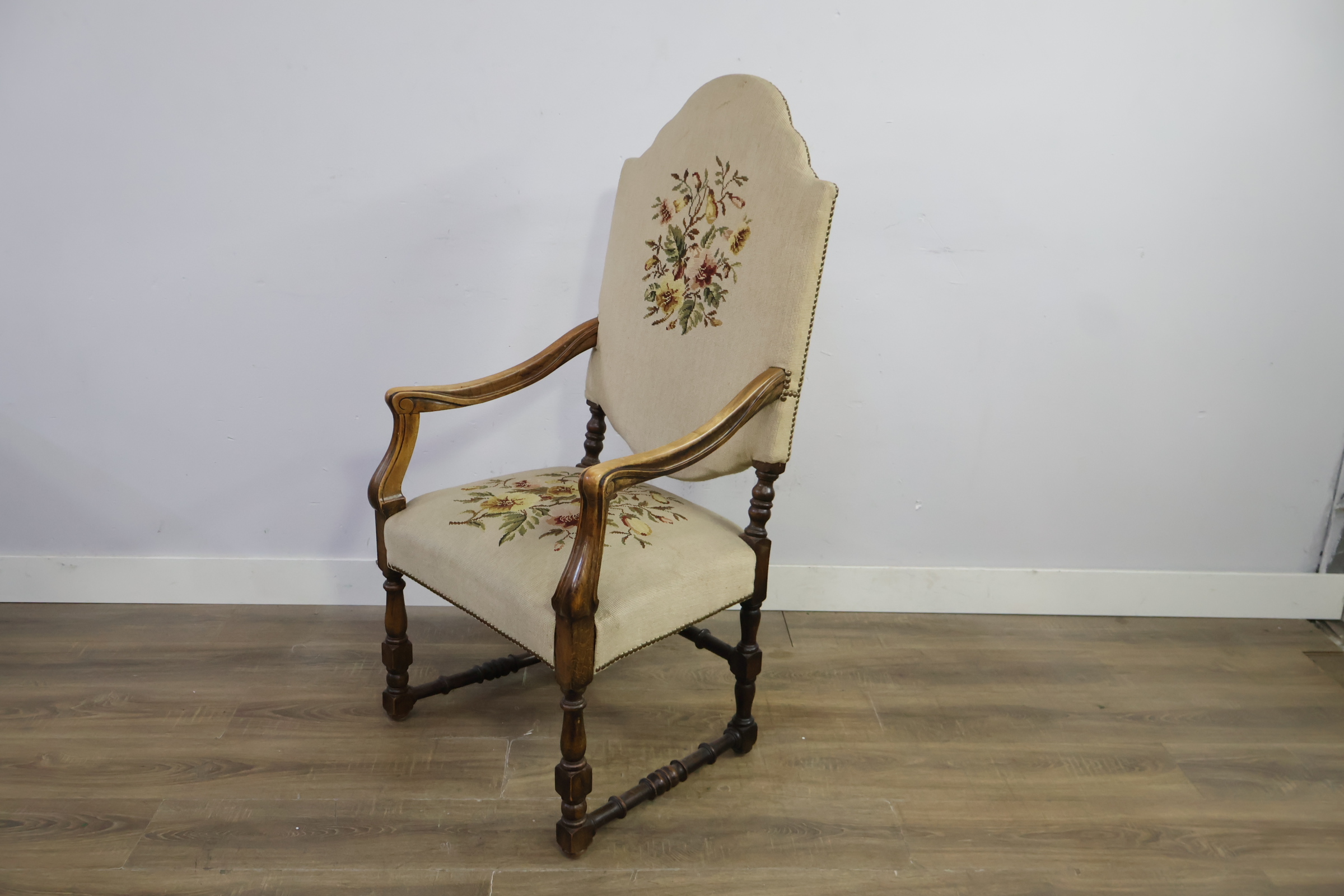 Antieke armstoel met geborduurde bekleding – foto 10 – kavel bij GSD Auctions, Zoeterwoude