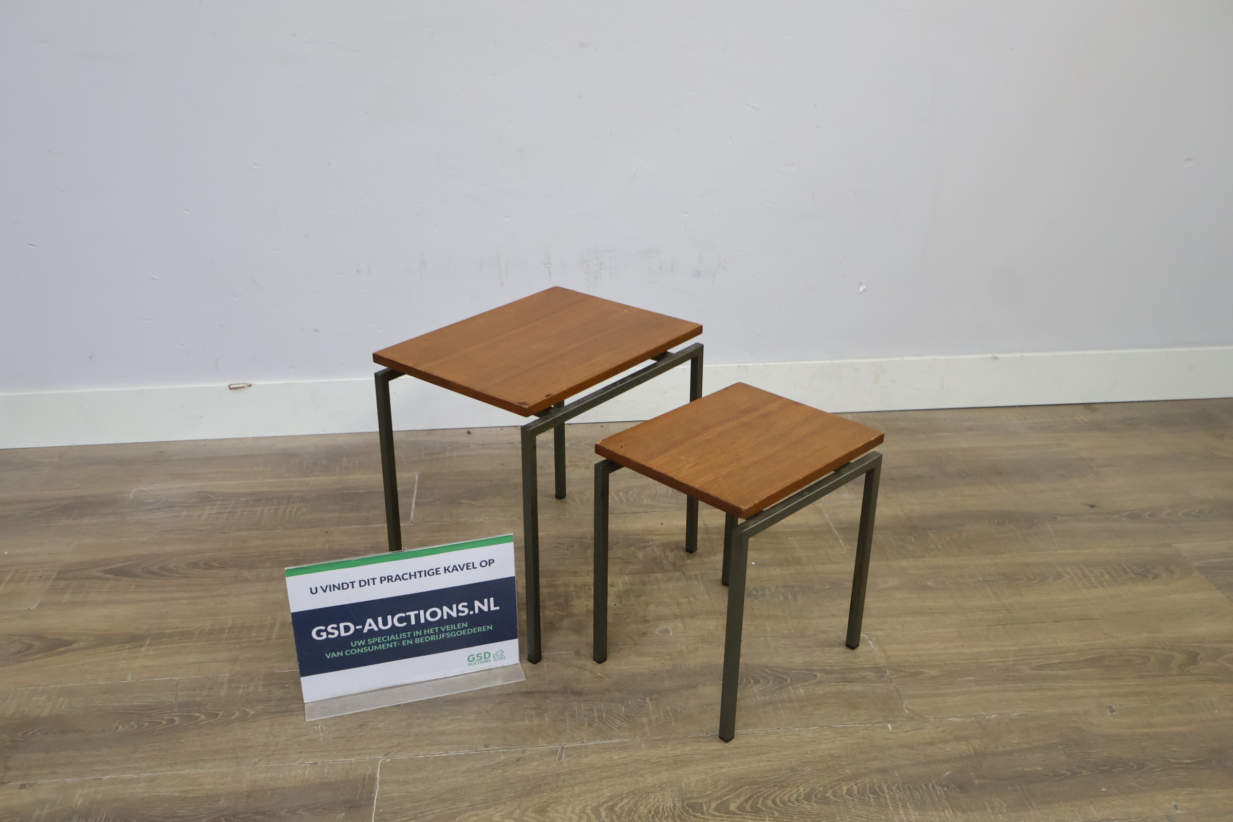 Set van twee houten bijzettafels met metalen frame – foto 2 – kavel bij GSD Auctions, Zoeterwoude