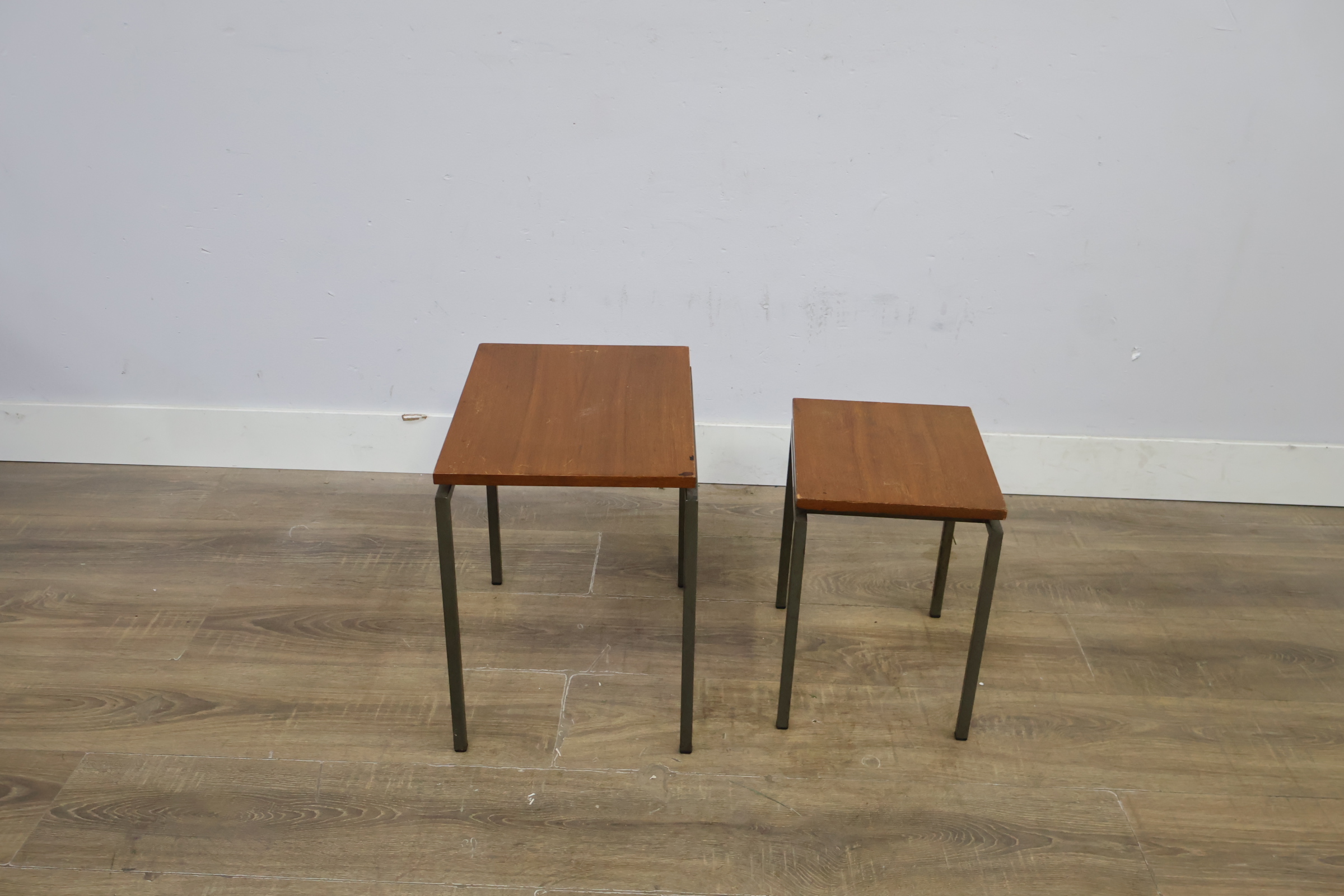 Set van twee houten bijzettafels met metalen frame – foto 3 – kavel bij GSD Auctions, Zoeterwoude