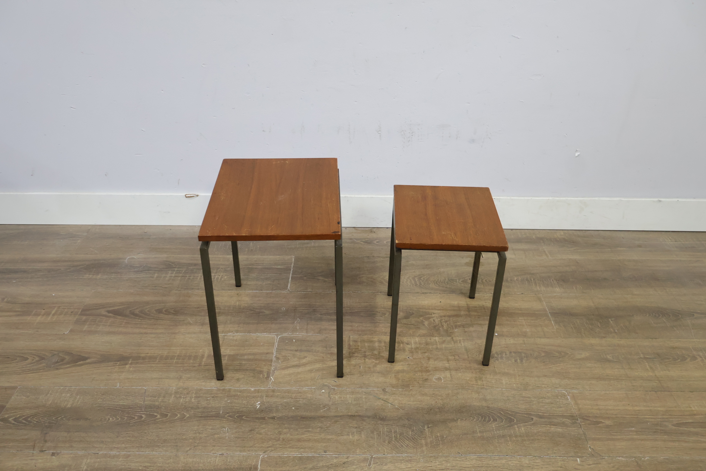 Set van twee houten bijzettafels met metalen frame – foto 4 – kavel bij GSD Auctions, Zoeterwoude