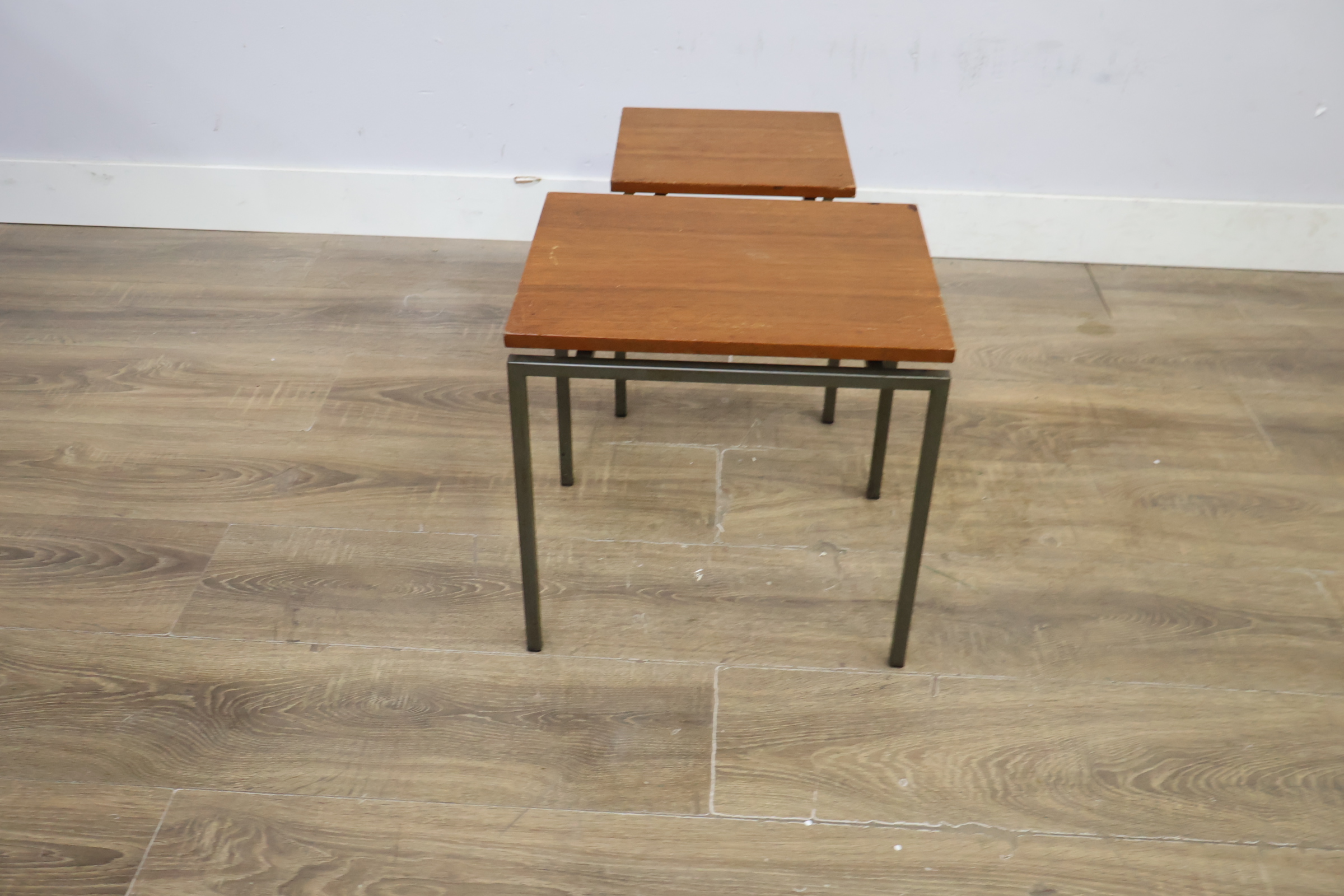 Set van twee houten bijzettafels met metalen frame – foto 5 – kavel bij GSD Auctions, Zoeterwoude