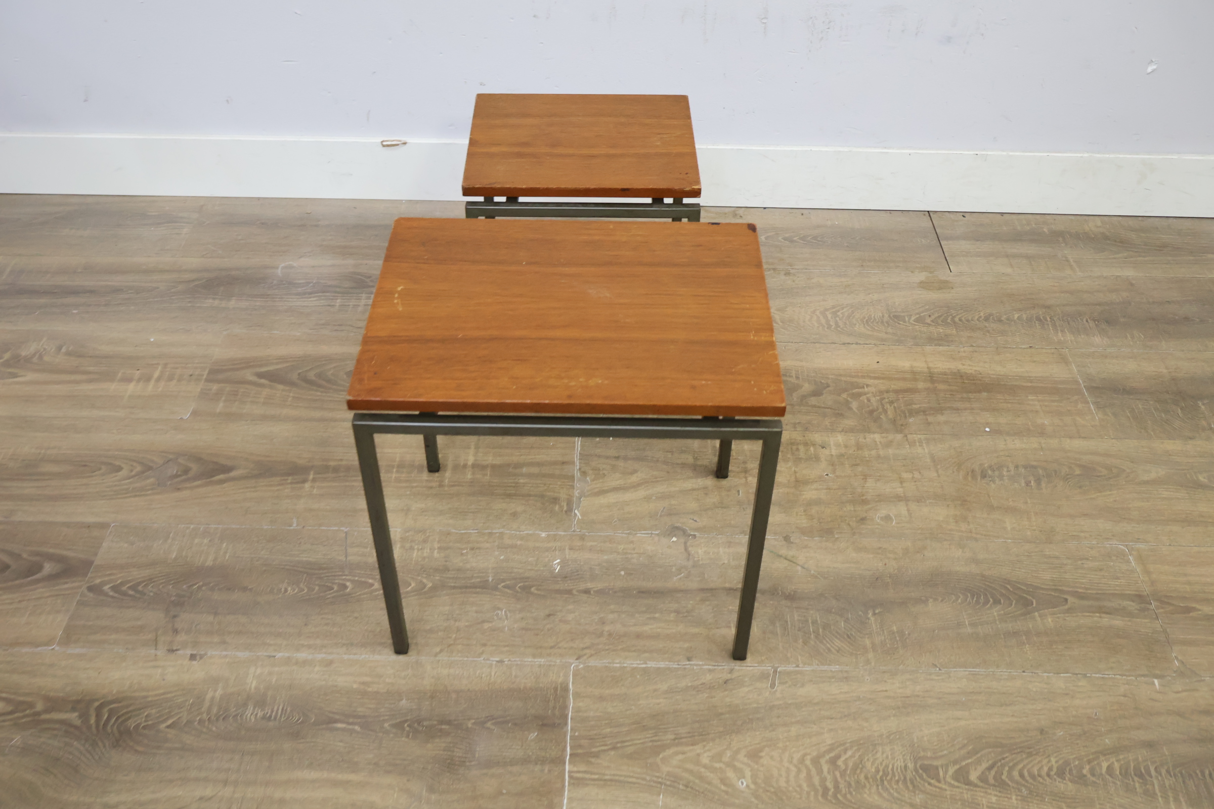 Set van twee houten bijzettafels met metalen frame – foto 6 – kavel bij GSD Auctions, Zoeterwoude