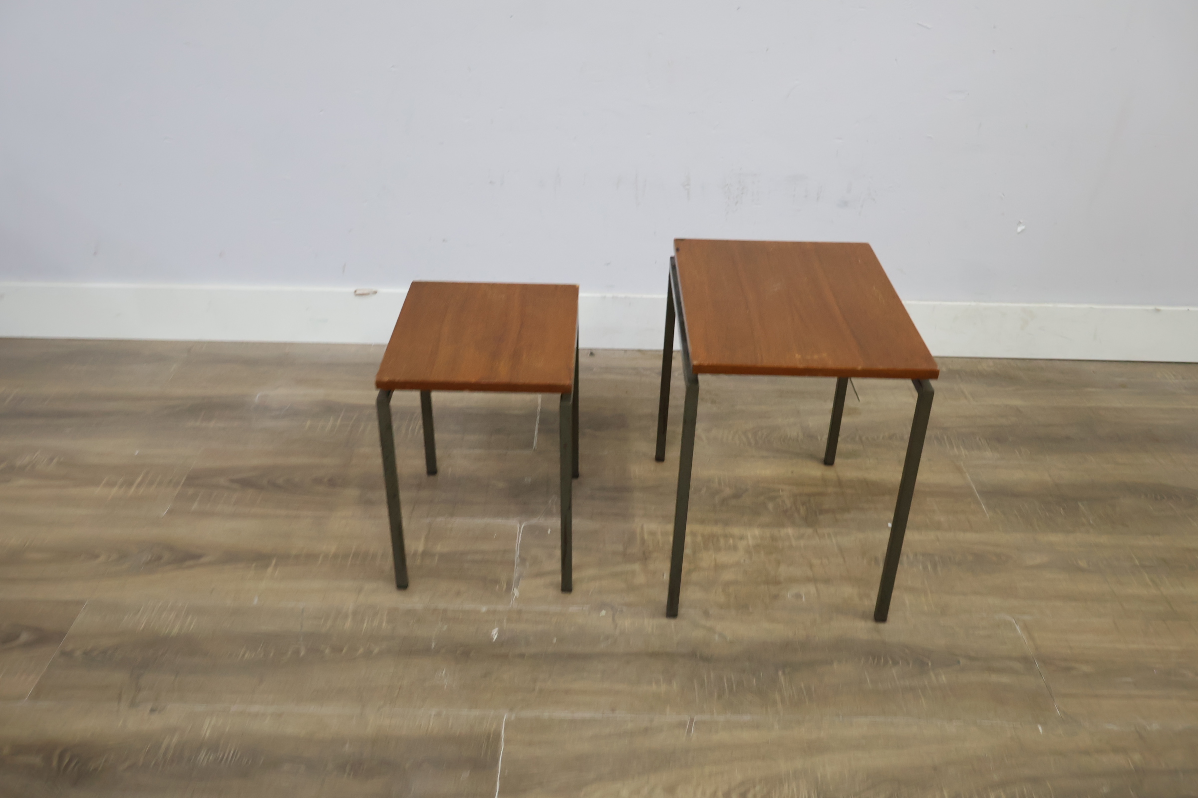 Set van twee houten bijzettafels met metalen frame – foto 7 – kavel bij GSD Auctions, Zoeterwoude
