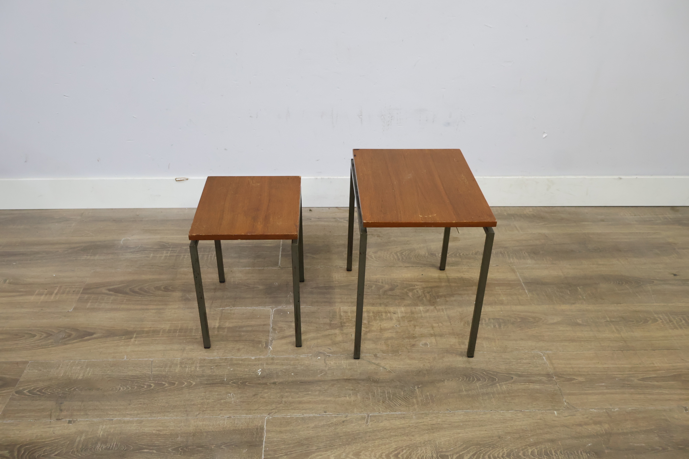 Set van twee houten bijzettafels met metalen frame – foto 8 – kavel bij GSD Auctions, Zoeterwoude