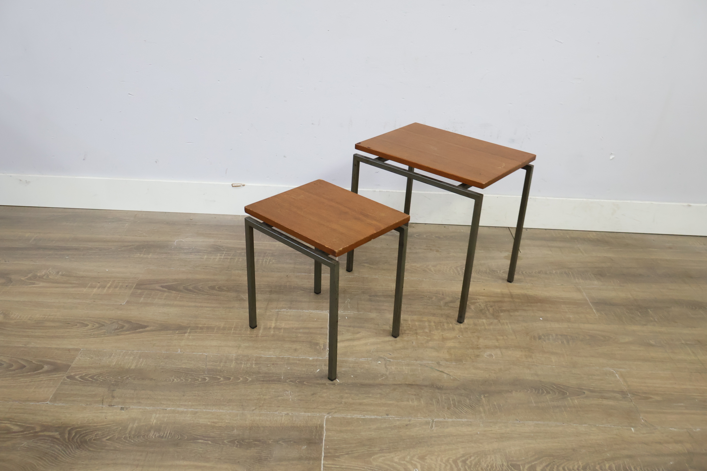 Set van twee houten bijzettafels met metalen frame – foto 9 – kavel bij GSD Auctions, Zoeterwoude