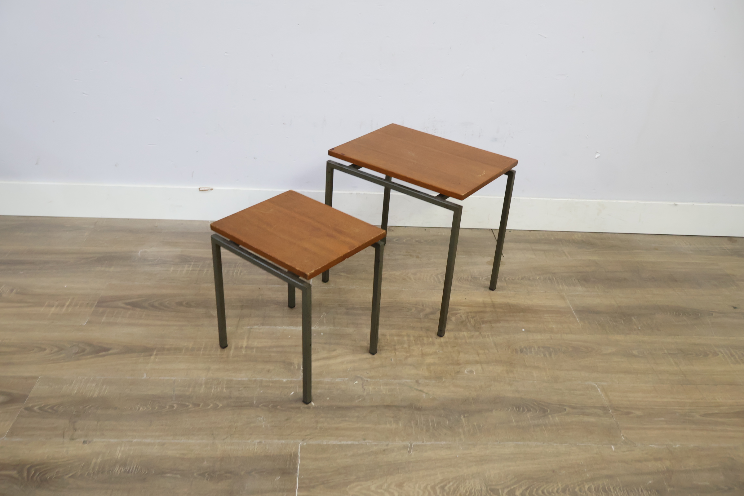 Set van twee houten bijzettafels met metalen frame – foto 10 – kavel bij GSD Auctions, Zoeterwoude