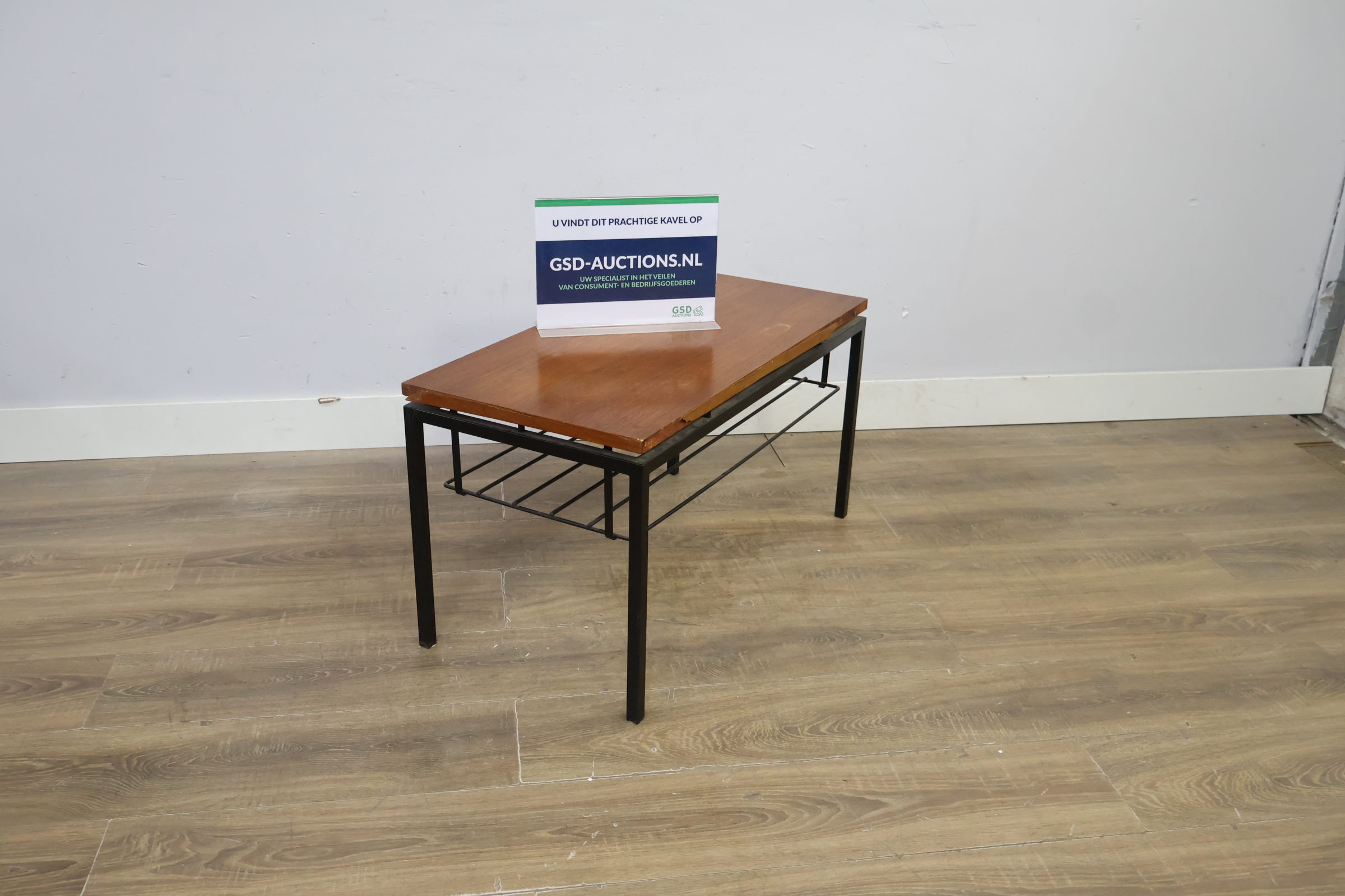 Salontafel met houten blad en metalen frame – kavel bij GSD Auctions, Zoeterwoude