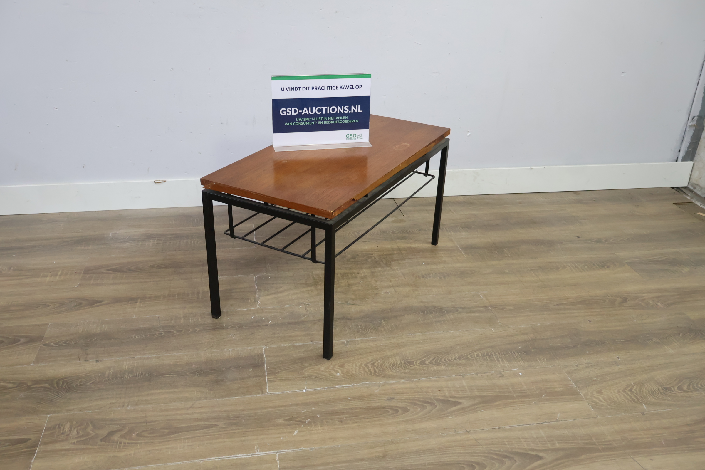 Salontafel met houten blad en metalen frame – foto 2 – kavel bij GSD Auctions, Zoeterwoude