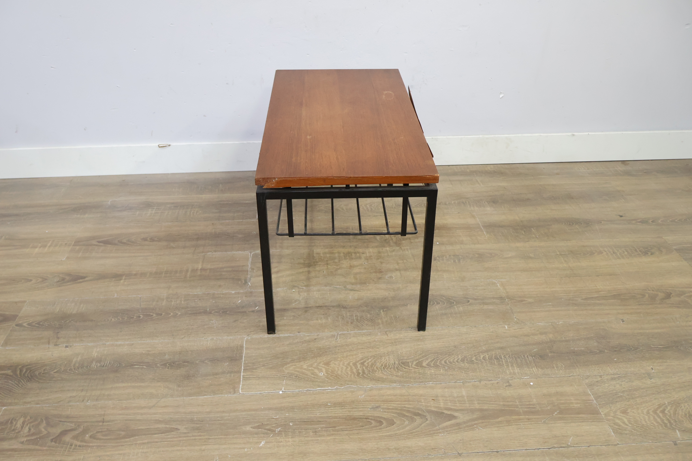 Salontafel met houten blad en metalen frame – foto 3 – kavel bij GSD Auctions, Zoeterwoude