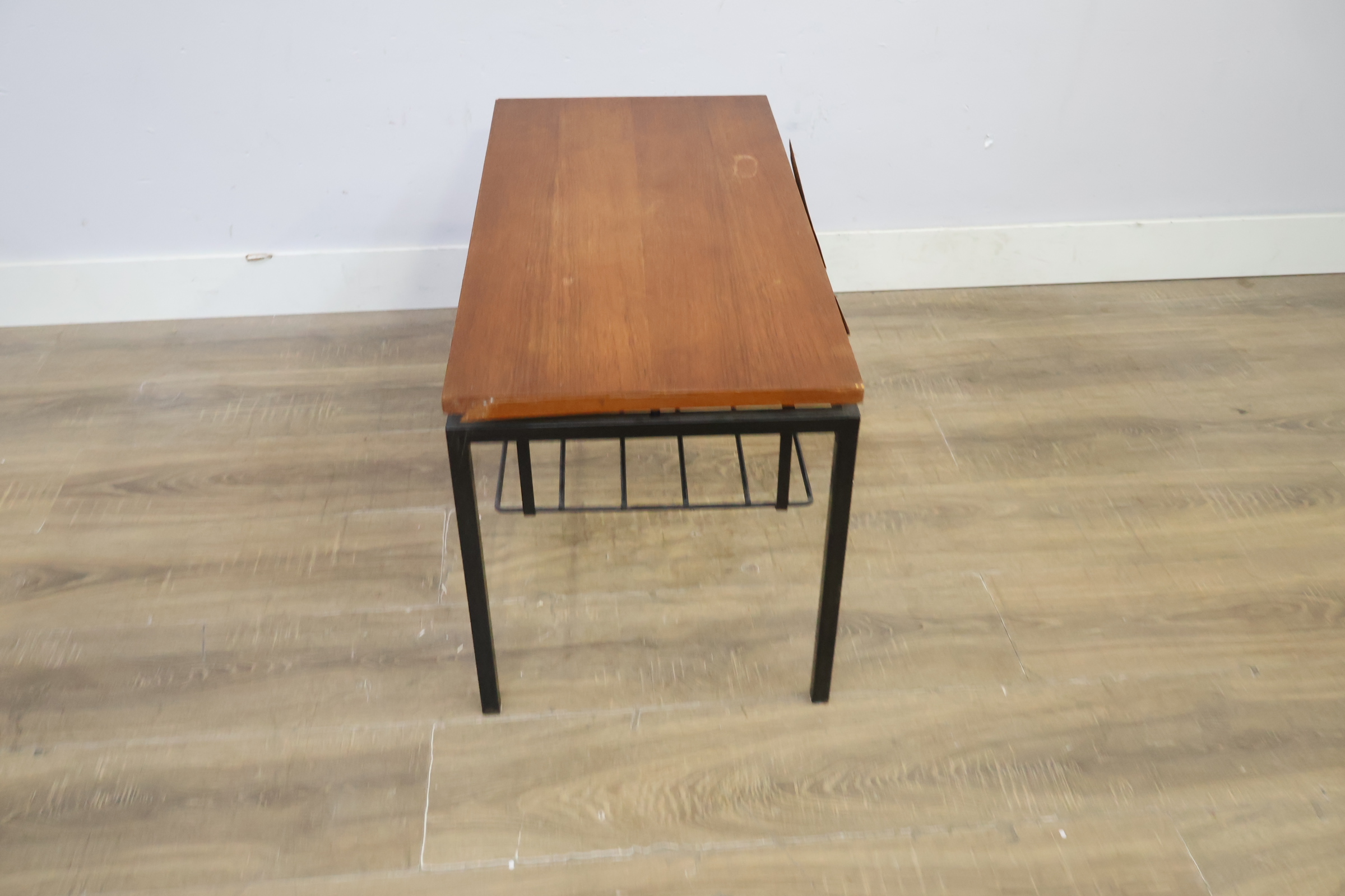 Salontafel met houten blad en metalen frame – foto 4 – kavel bij GSD Auctions, Zoeterwoude