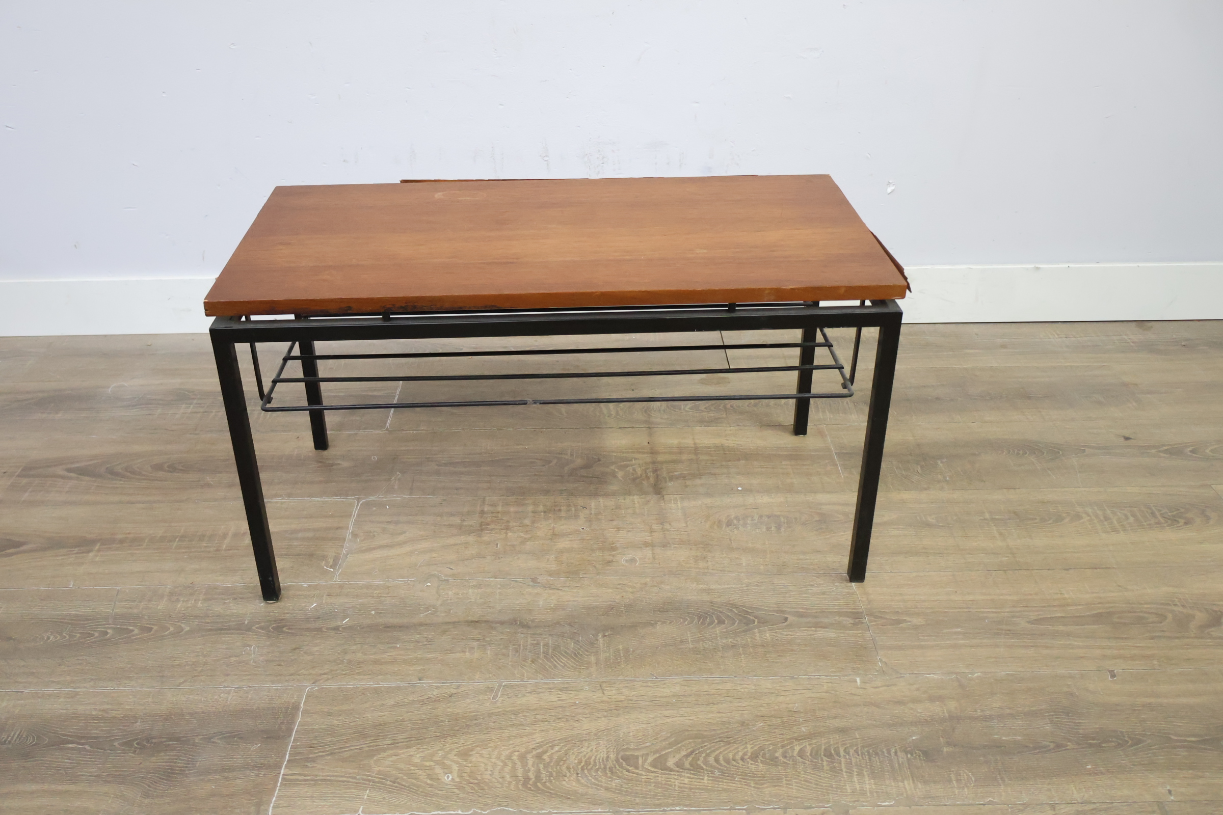 Salontafel met houten blad en metalen frame – foto 5 – kavel bij GSD Auctions, Zoeterwoude