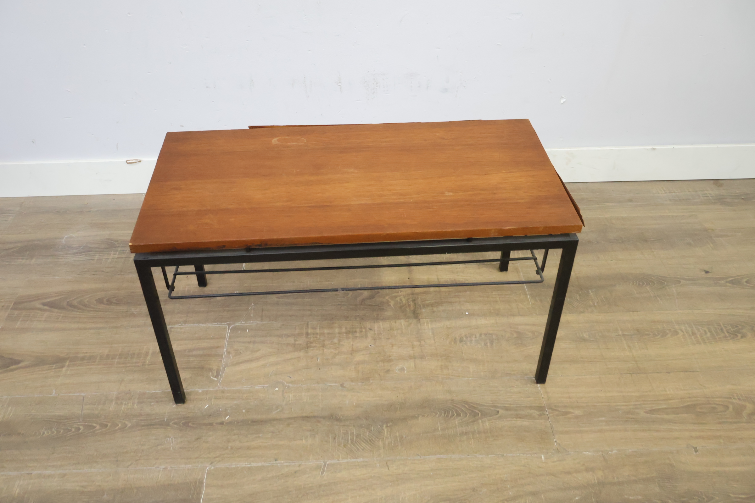 Salontafel met houten blad en metalen frame – foto 6 – kavel bij GSD Auctions, Zoeterwoude