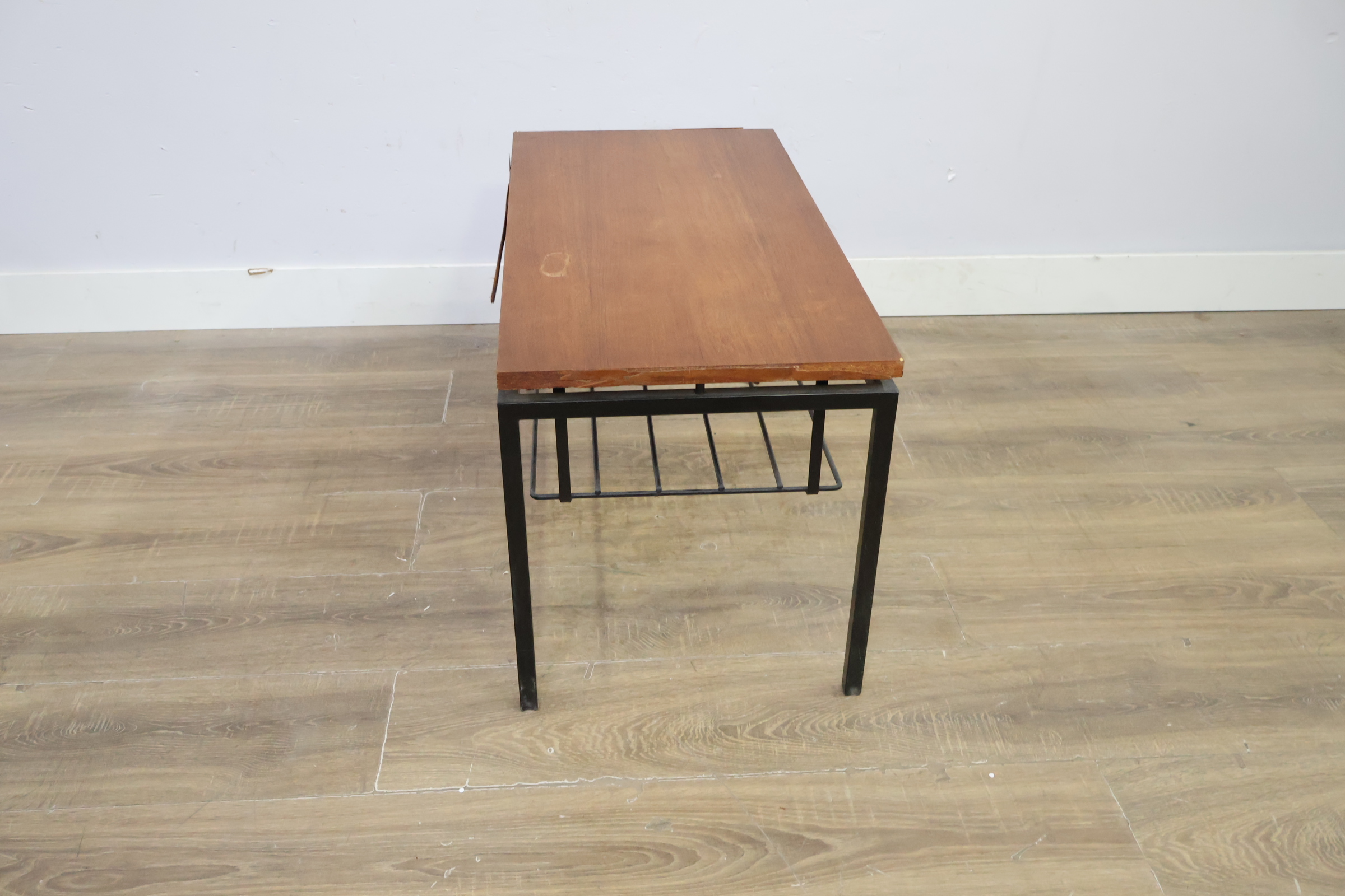Salontafel met houten blad en metalen frame – foto 7 – kavel bij GSD Auctions, Zoeterwoude