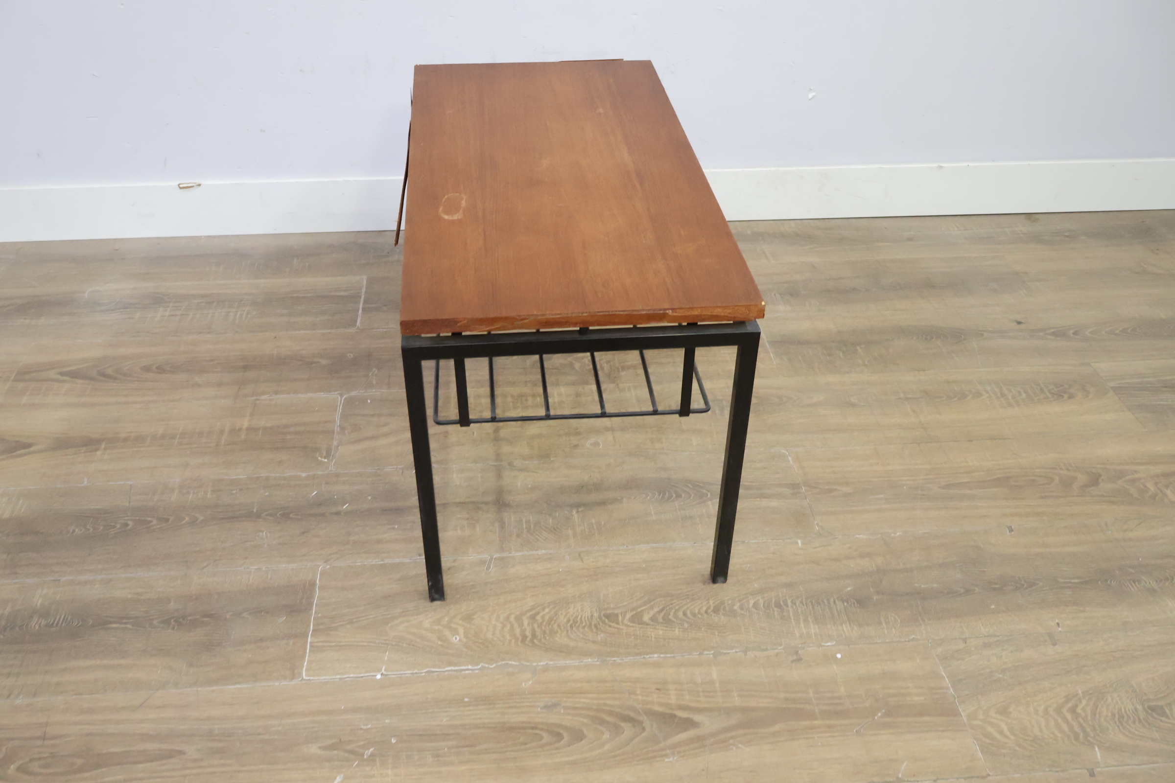 Salontafel met houten blad en metalen frame – foto 8 – kavel bij GSD Auctions, Zoeterwoude