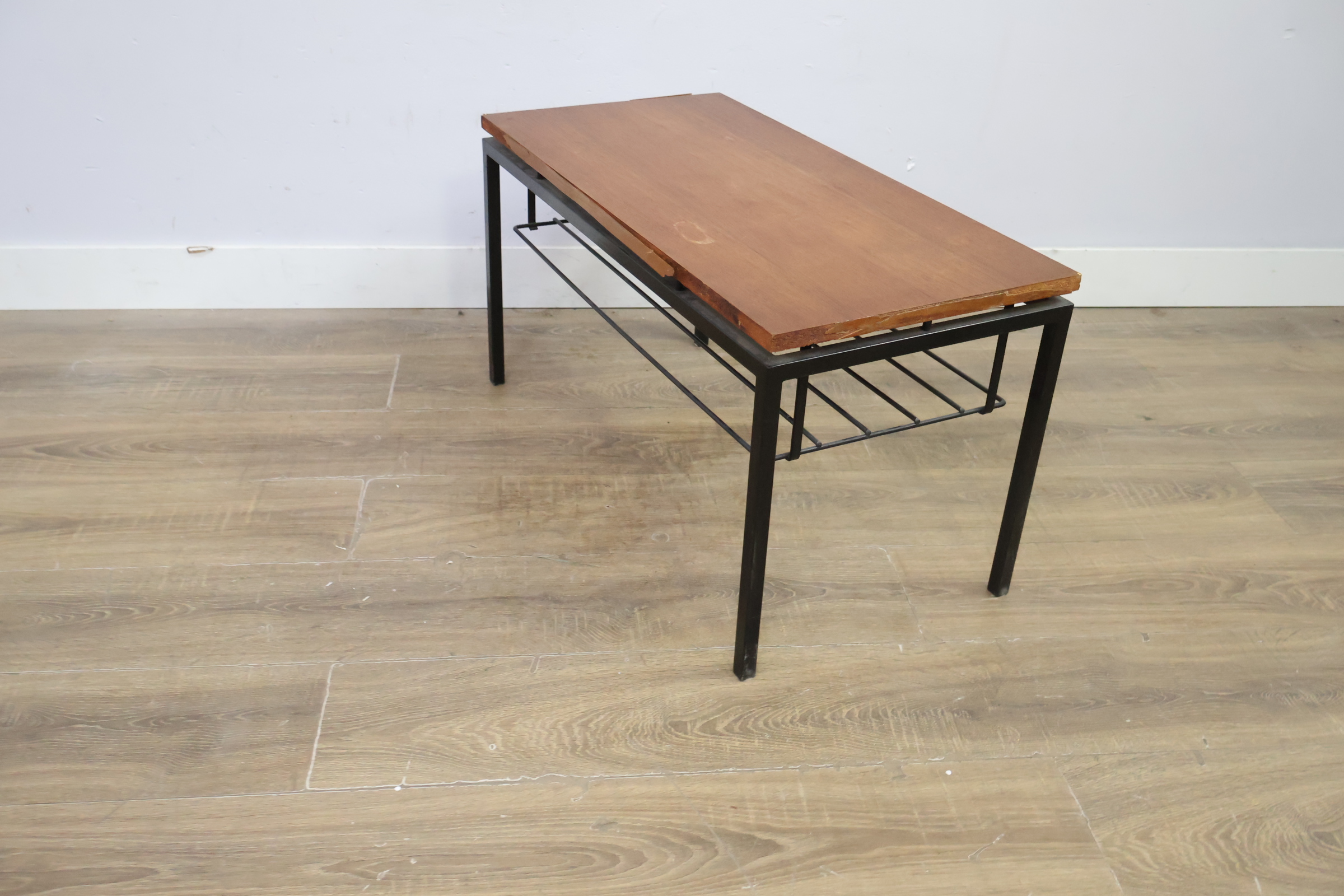 Salontafel met houten blad en metalen frame – foto 9 – kavel bij GSD Auctions, Zoeterwoude