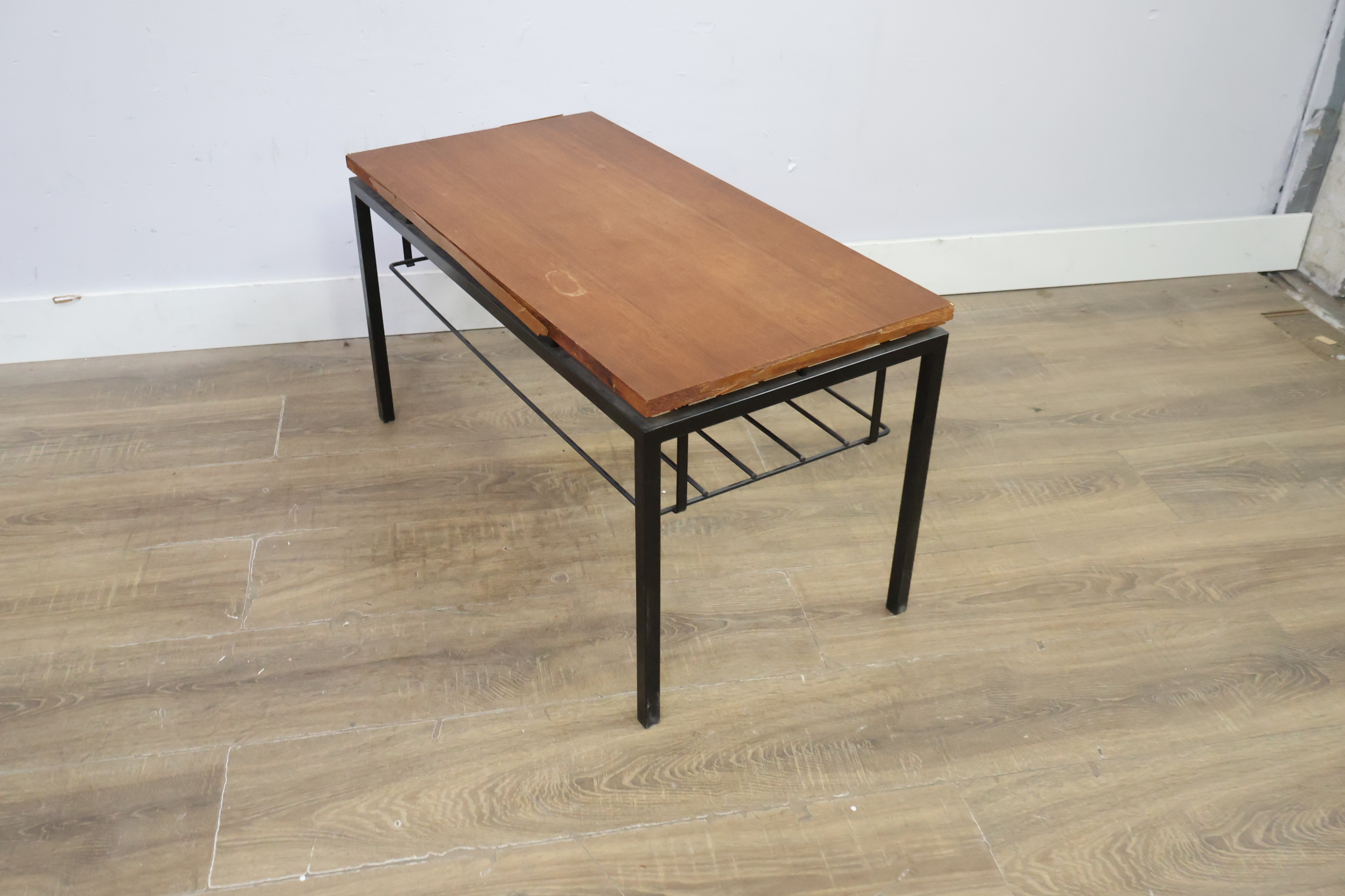 Salontafel met houten blad en metalen frame – foto 10 – kavel bij GSD Auctions, Zoeterwoude