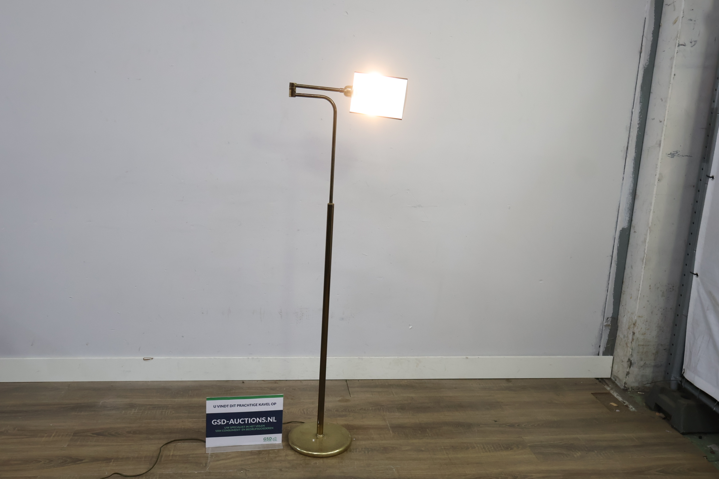 Messing vloerlamp met verstelbare kap – kavel bij GSD Auctions, Zoeterwoude