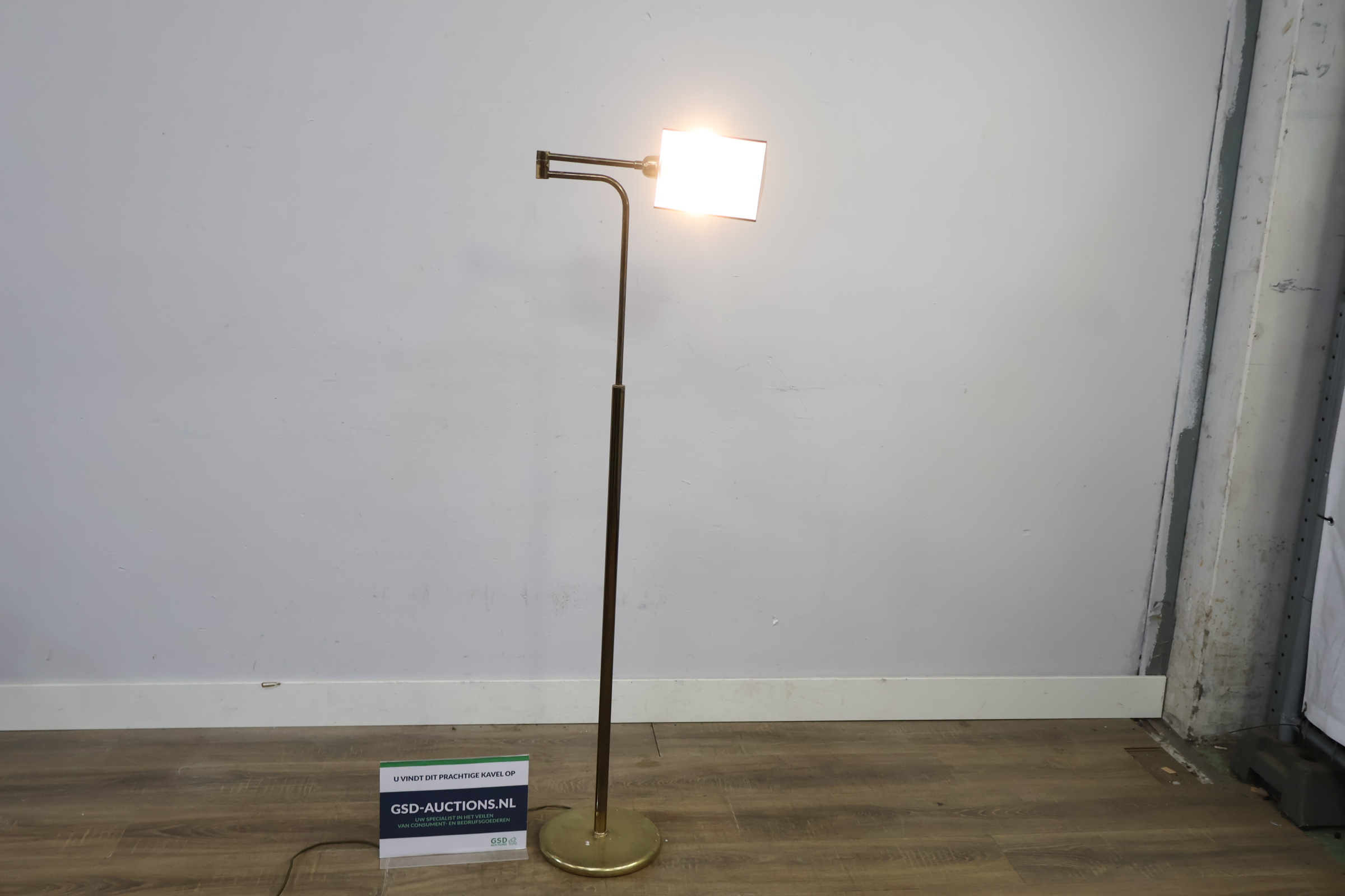 Messing vloerlamp met verstelbare kap – foto 2 – kavel bij GSD Auctions, Zoeterwoude