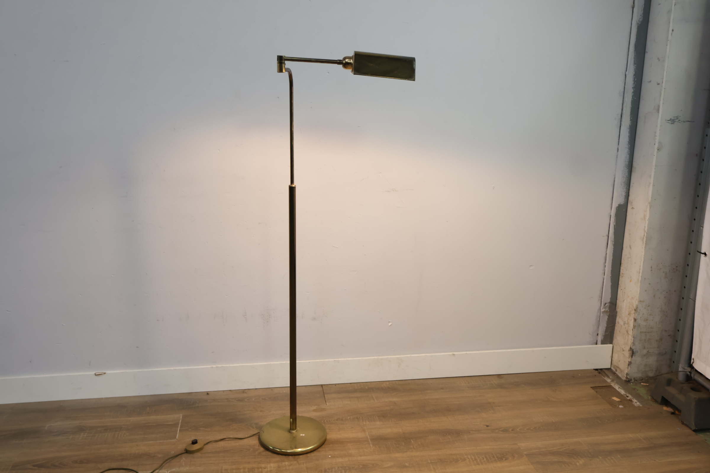 Messing vloerlamp met verstelbare kap – foto 3 – kavel bij GSD Auctions, Zoeterwoude