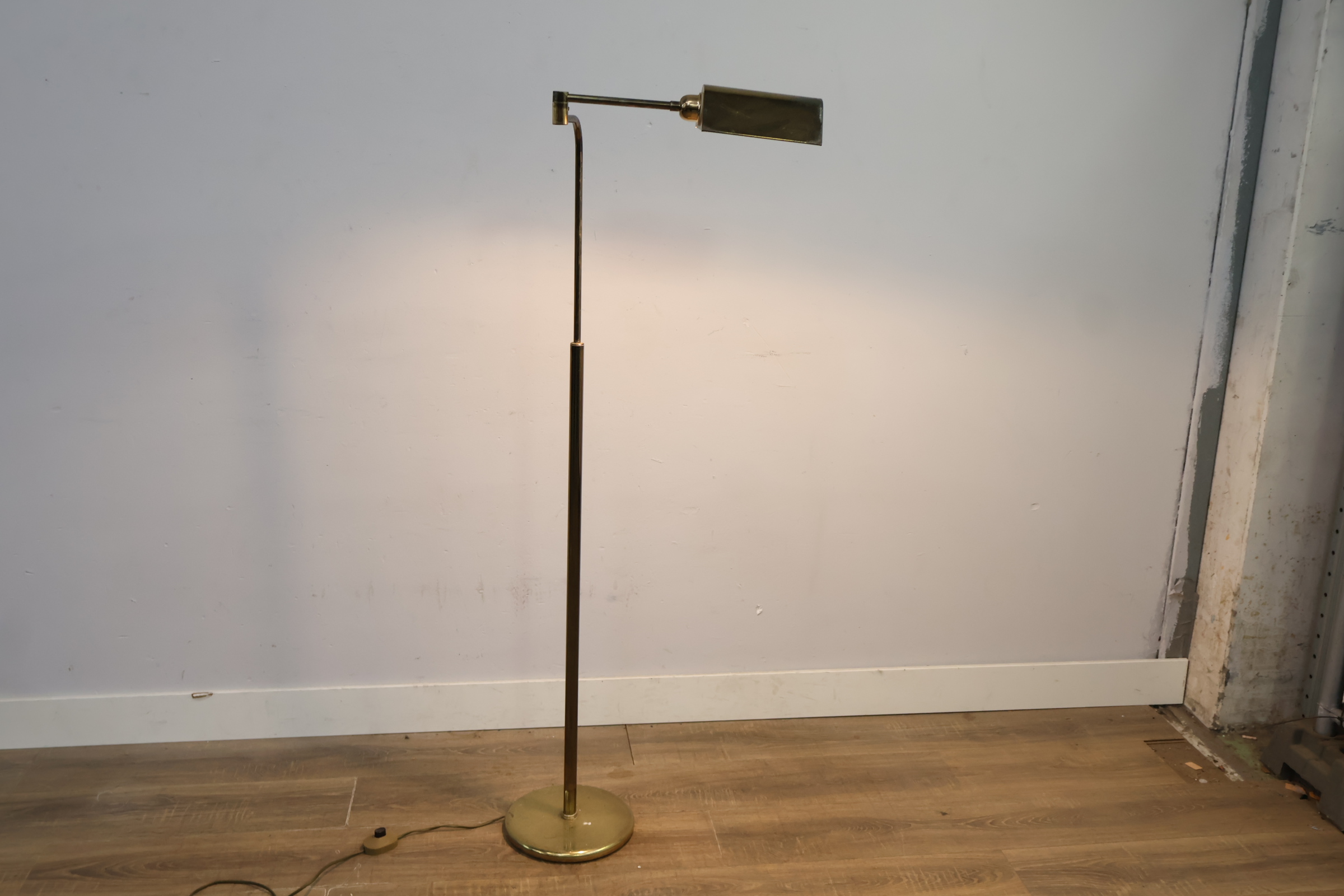 Messing vloerlamp met verstelbare kap – foto 4 – kavel bij GSD Auctions, Zoeterwoude
