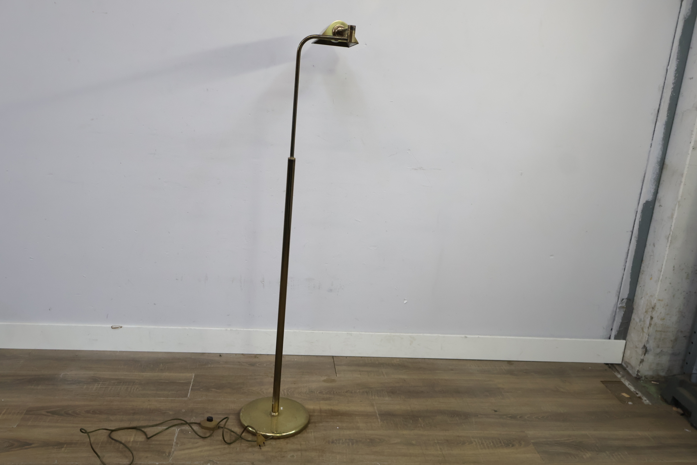 Messing vloerlamp met verstelbare kap – foto 5 – kavel bij GSD Auctions, Zoeterwoude