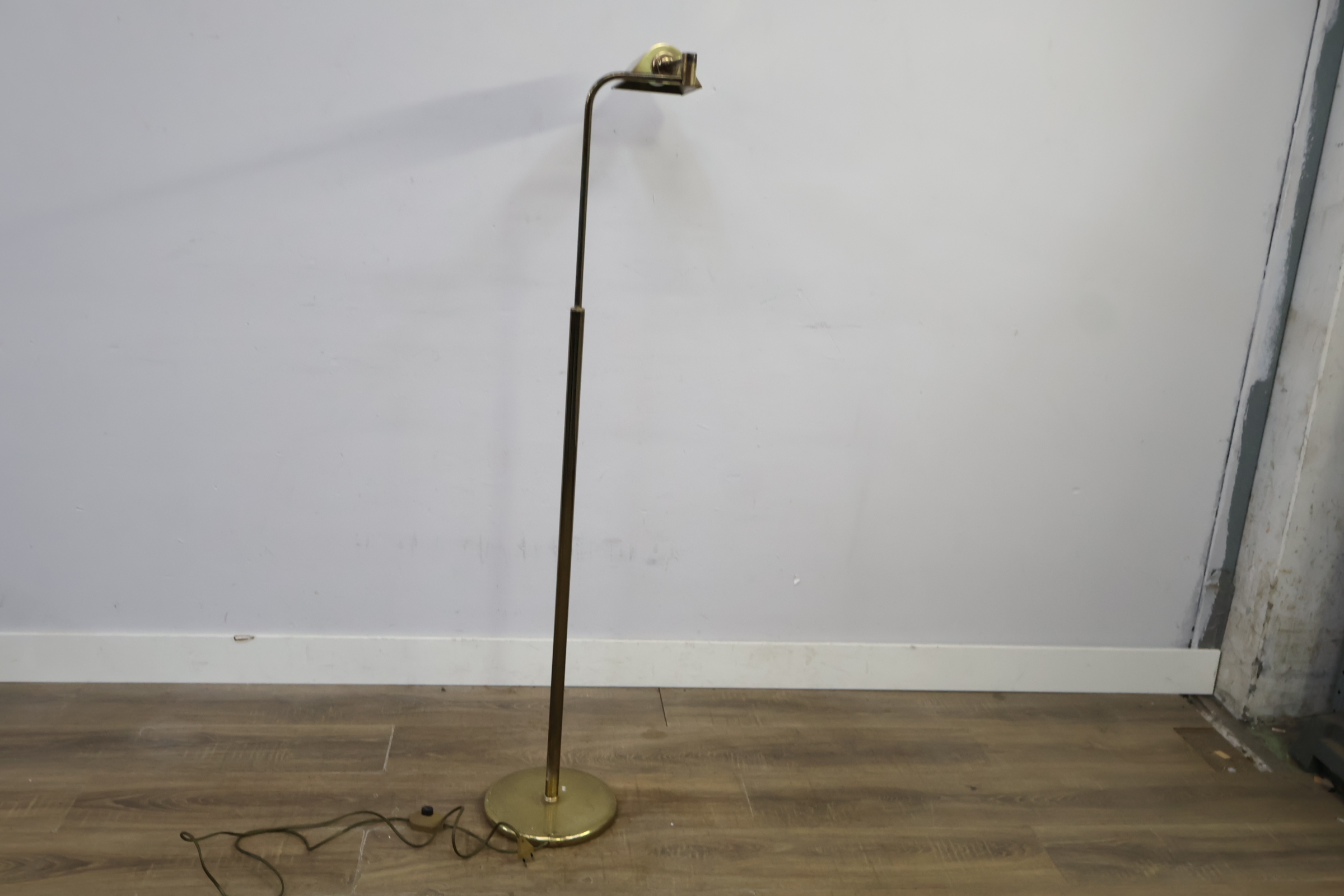 Messing vloerlamp met verstelbare kap – foto 6 – kavel bij GSD Auctions, Zoeterwoude