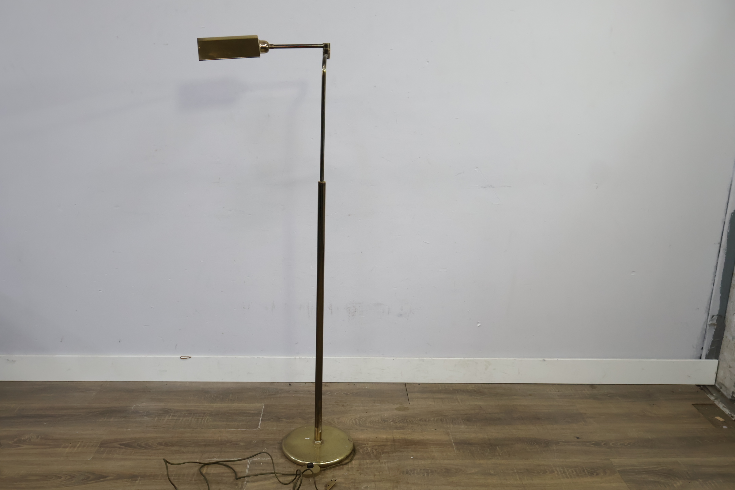 Messing vloerlamp met verstelbare kap – foto 7 – kavel bij GSD Auctions, Zoeterwoude