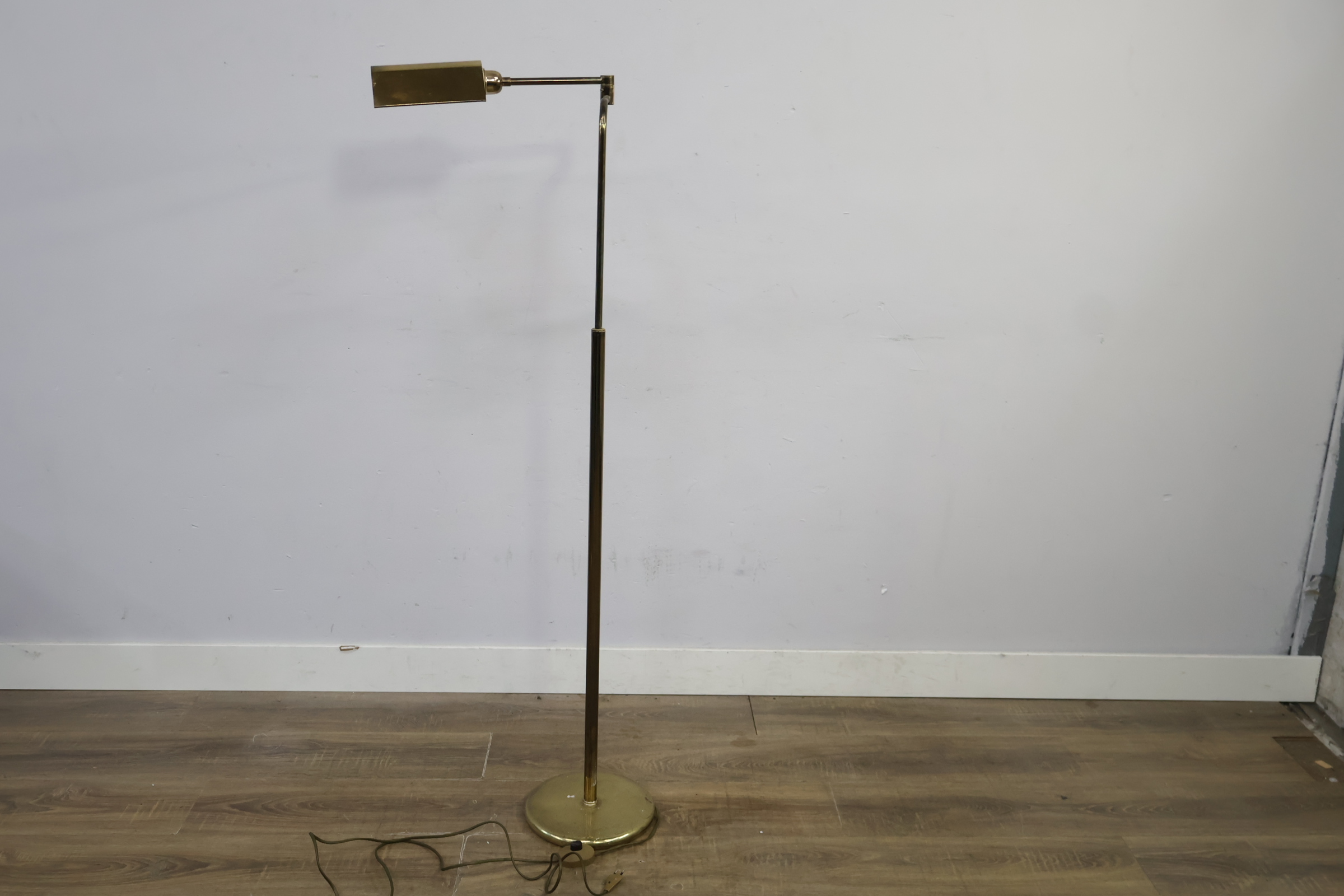 Messing vloerlamp met verstelbare kap – foto 8 – kavel bij GSD Auctions, Zoeterwoude
