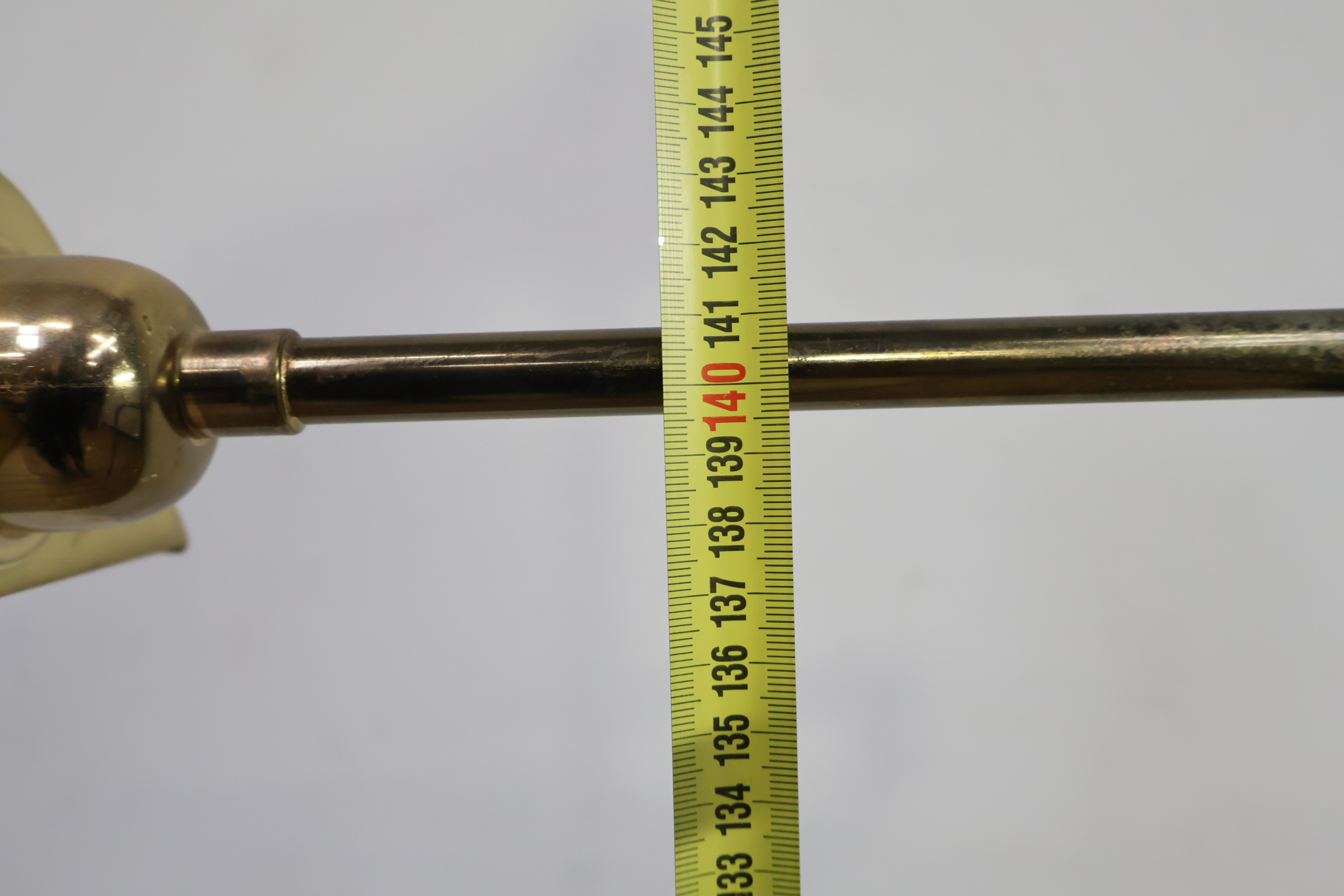 Messing vloerlamp met verstelbare kap – foto 10 – kavel bij GSD Auctions, Zoeterwoude