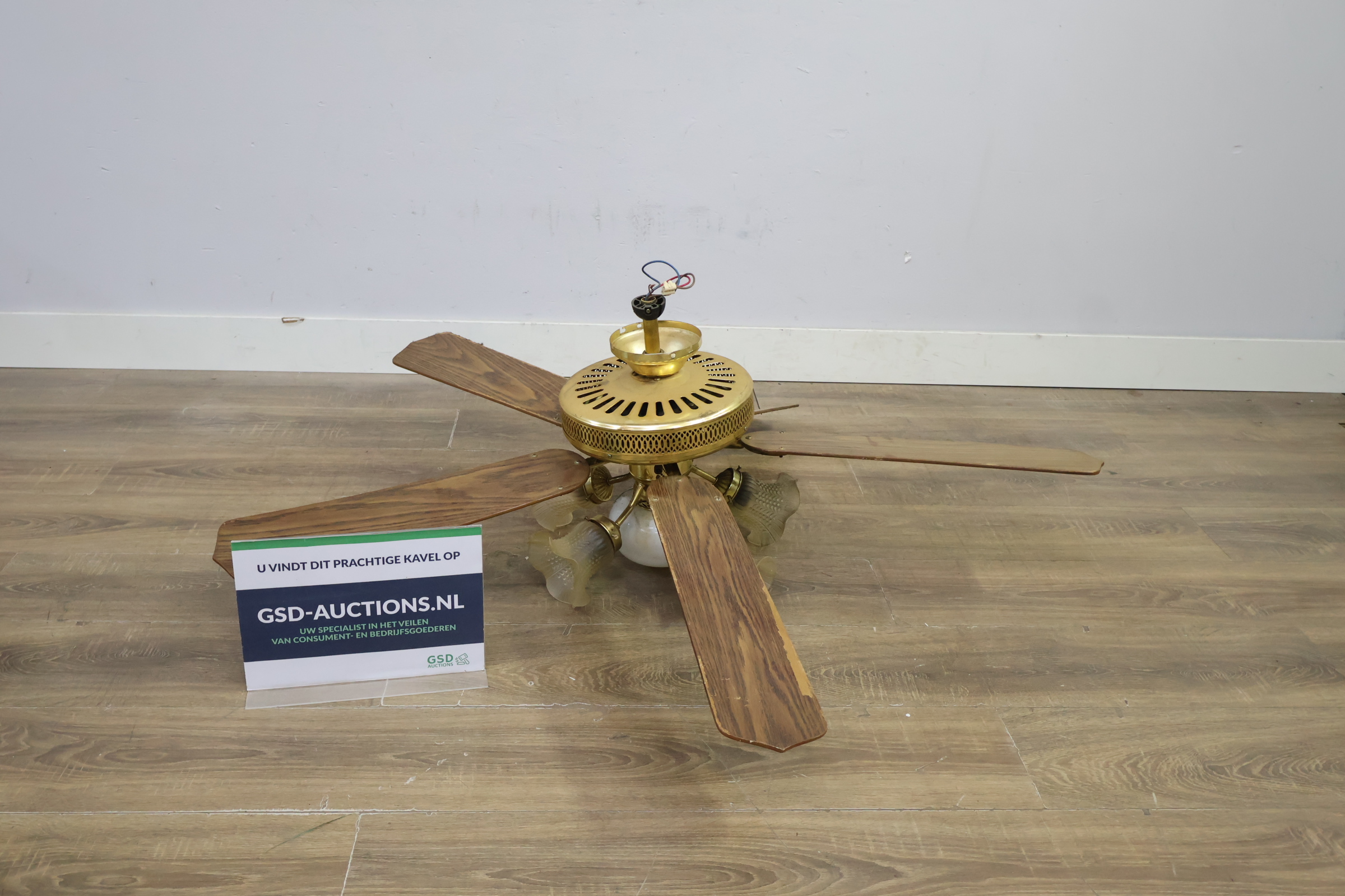 Oude plafondventilator met houten bladen en verlichting – kavel bij GSD Auctions, Zoeterwoude