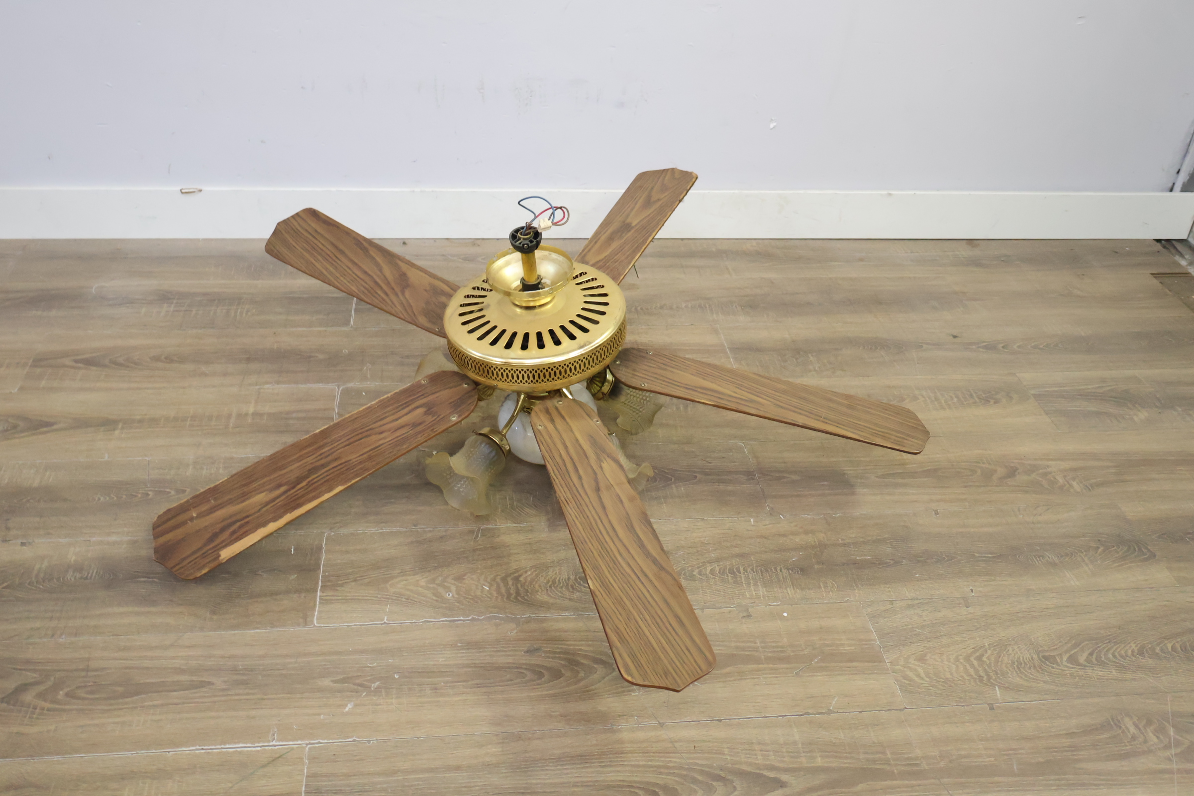 Oude plafondventilator met houten bladen en verlichting – foto 4 – kavel bij GSD Auctions, Zoeterwoude
