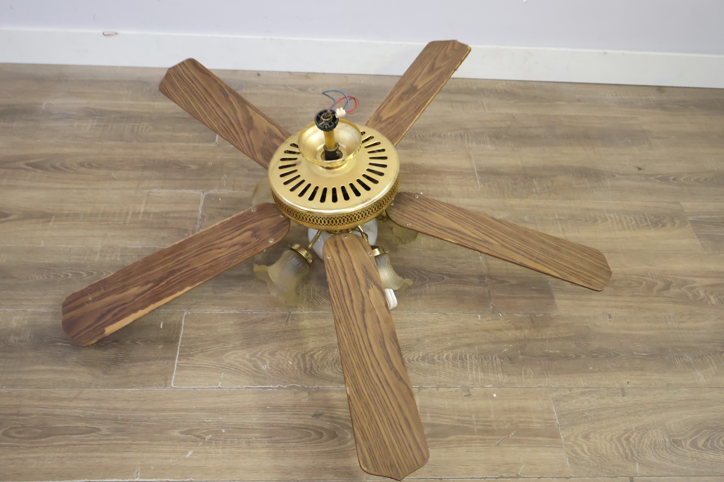 Oude plafondventilator met houten bladen en verlichting – foto 5 – kavel bij GSD Auctions, Zoeterwoude