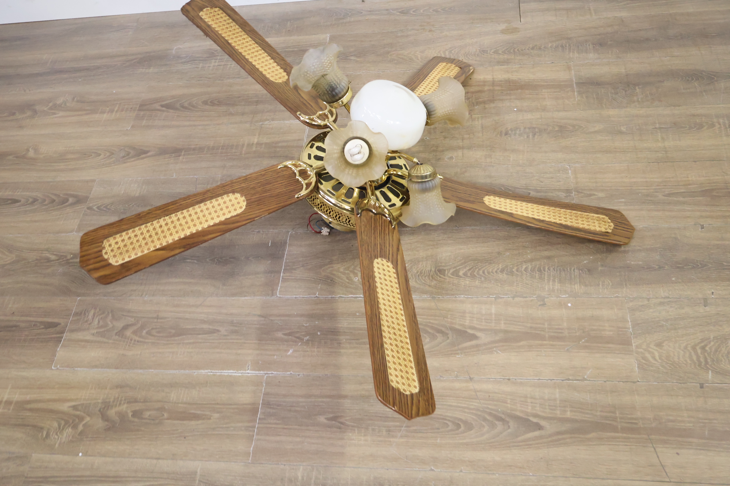 Oude plafondventilator met houten bladen en verlichting – foto 7 – kavel bij GSD Auctions, Zoeterwoude