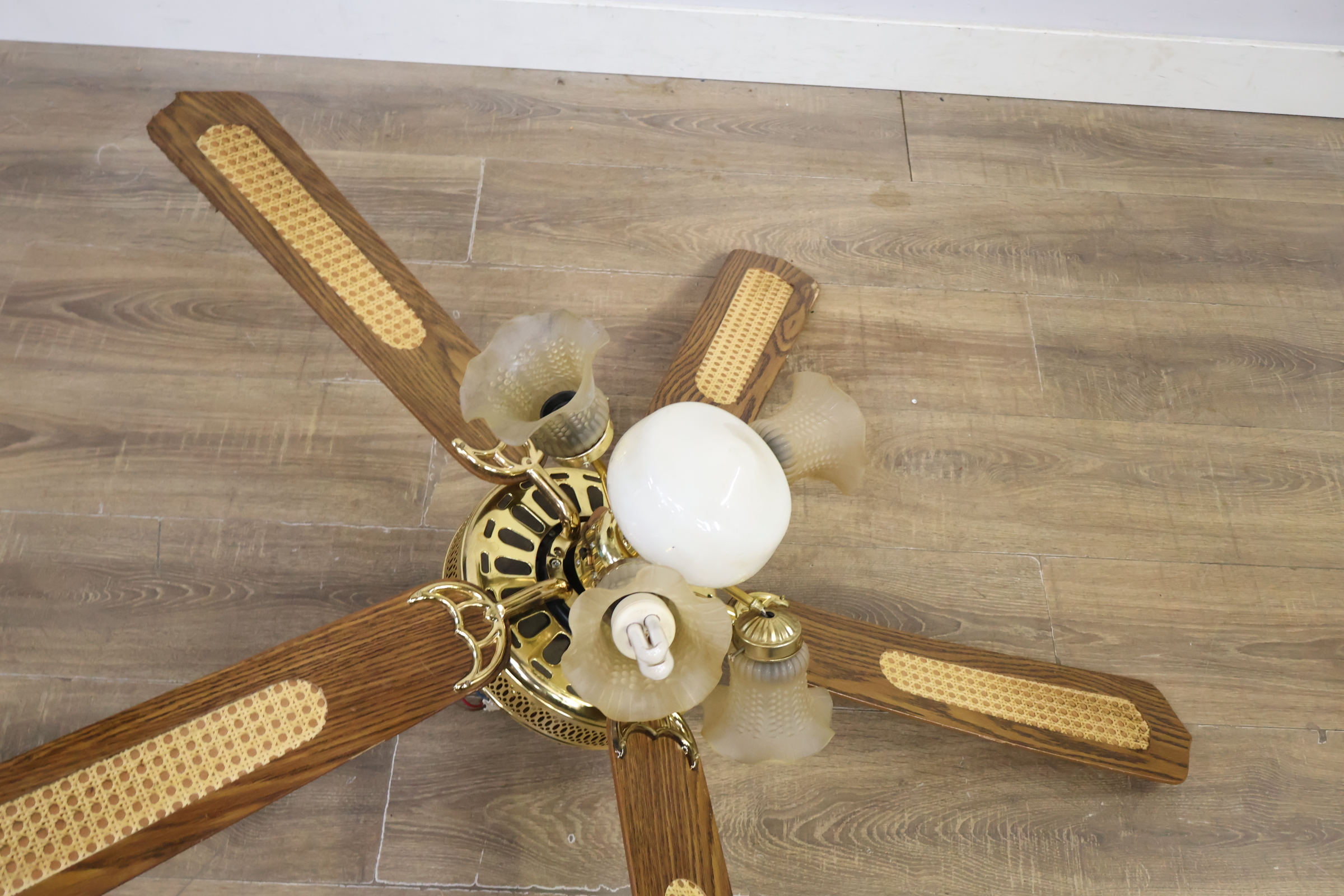 Oude plafondventilator met houten bladen en verlichting – foto 9 – kavel bij GSD Auctions, Zoeterwoude