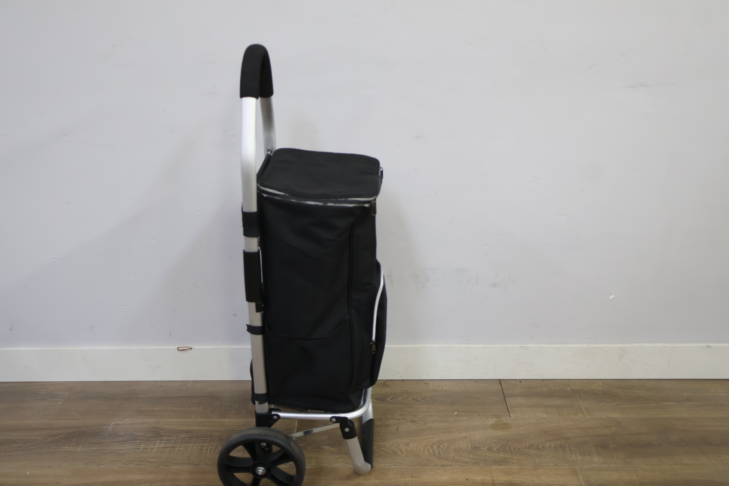 Opvouwbare boodschappentrolley met zwarte tas – foto 4 – kavel bij GSD Auctions, Zoeterwoude