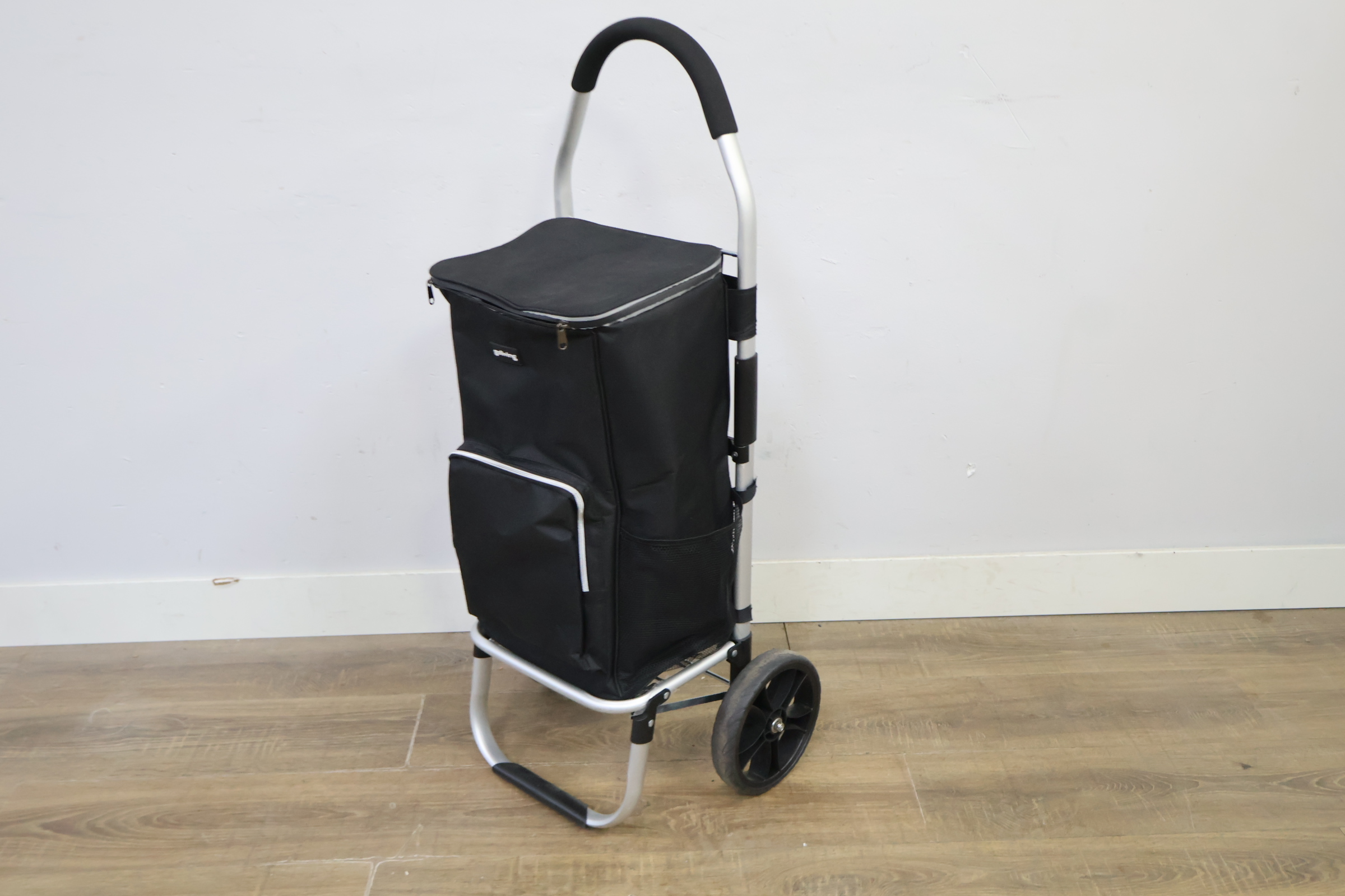 Opvouwbare boodschappentrolley met zwarte tas – foto 10 – kavel bij GSD Auctions, Zoeterwoude