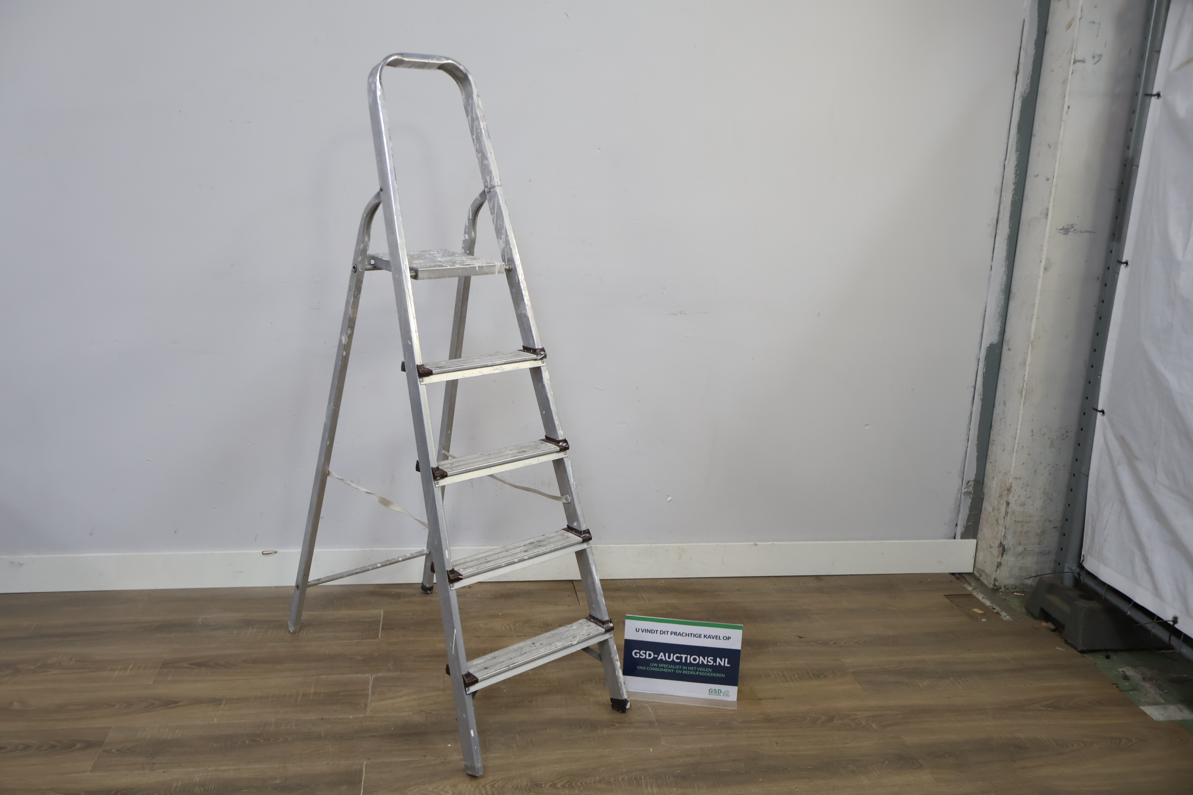 Aluminium huishoudtrap met vier treden – foto 2 – kavel bij GSD Auctions, Zoeterwoude
