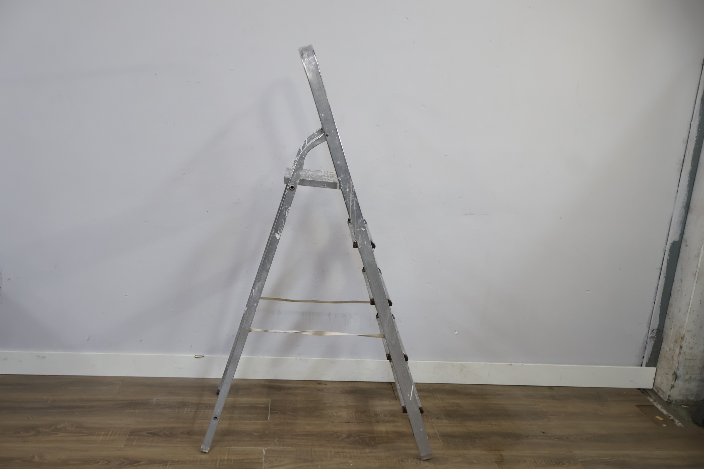 Aluminium huishoudtrap met vier treden – foto 3 – kavel bij GSD Auctions, Zoeterwoude