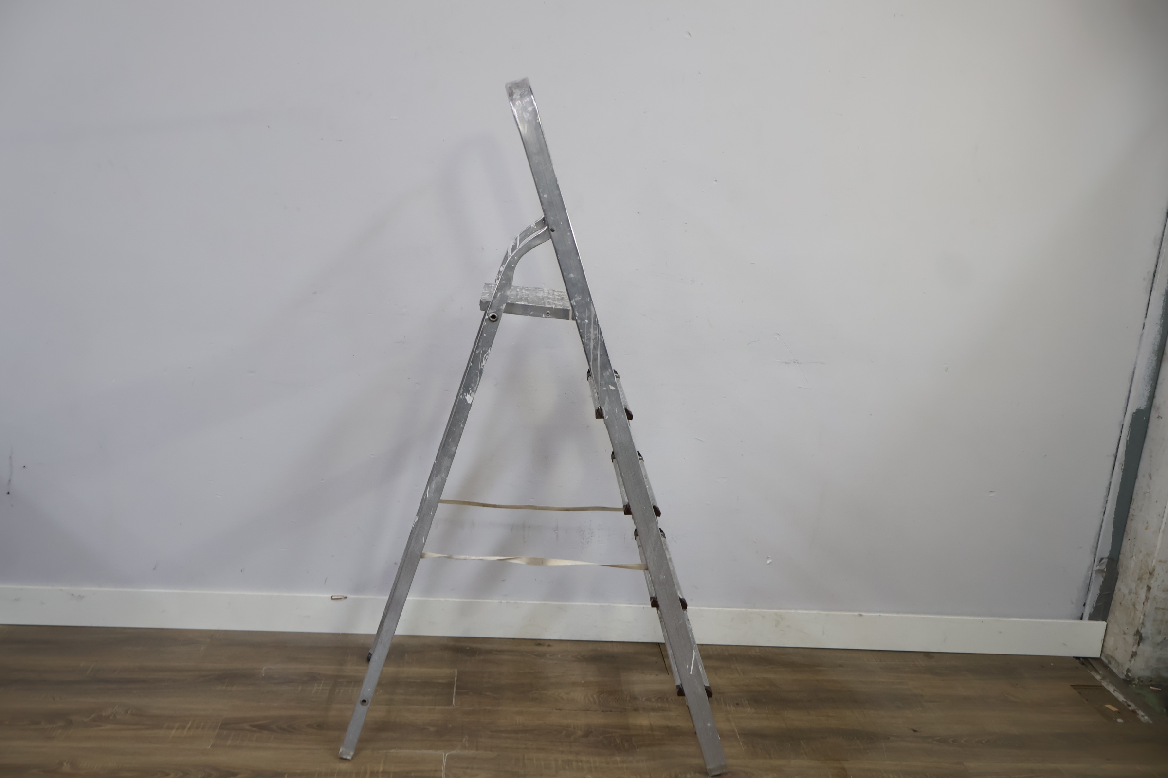 Aluminium huishoudtrap met vier treden – foto 4 – kavel bij GSD Auctions, Zoeterwoude