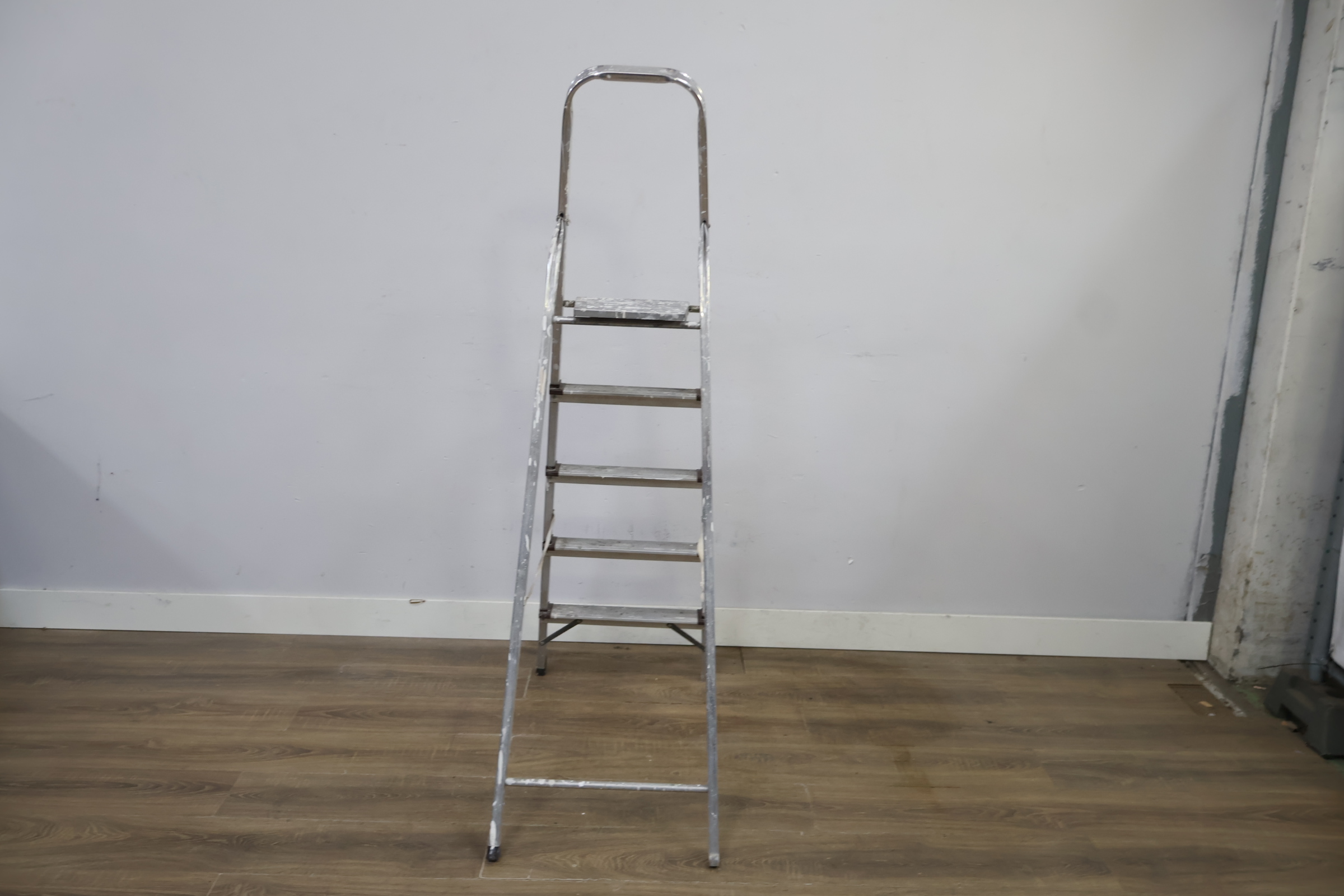 Aluminium huishoudtrap met vier treden – foto 5 – kavel bij GSD Auctions, Zoeterwoude