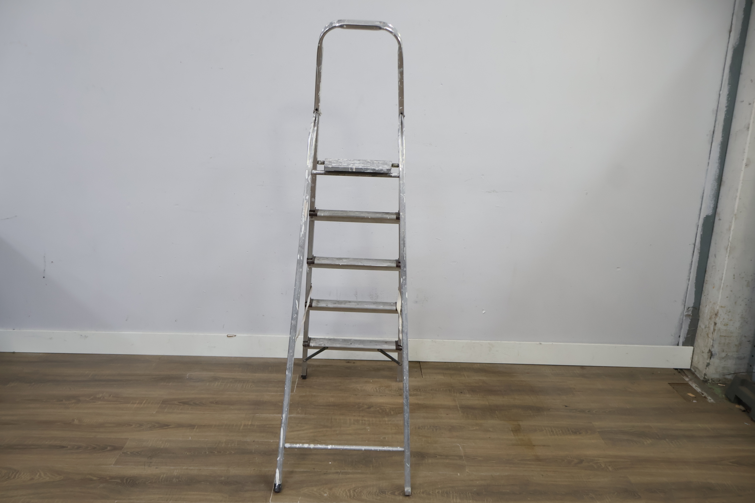 Aluminium huishoudtrap met vier treden – foto 6 – kavel bij GSD Auctions, Zoeterwoude