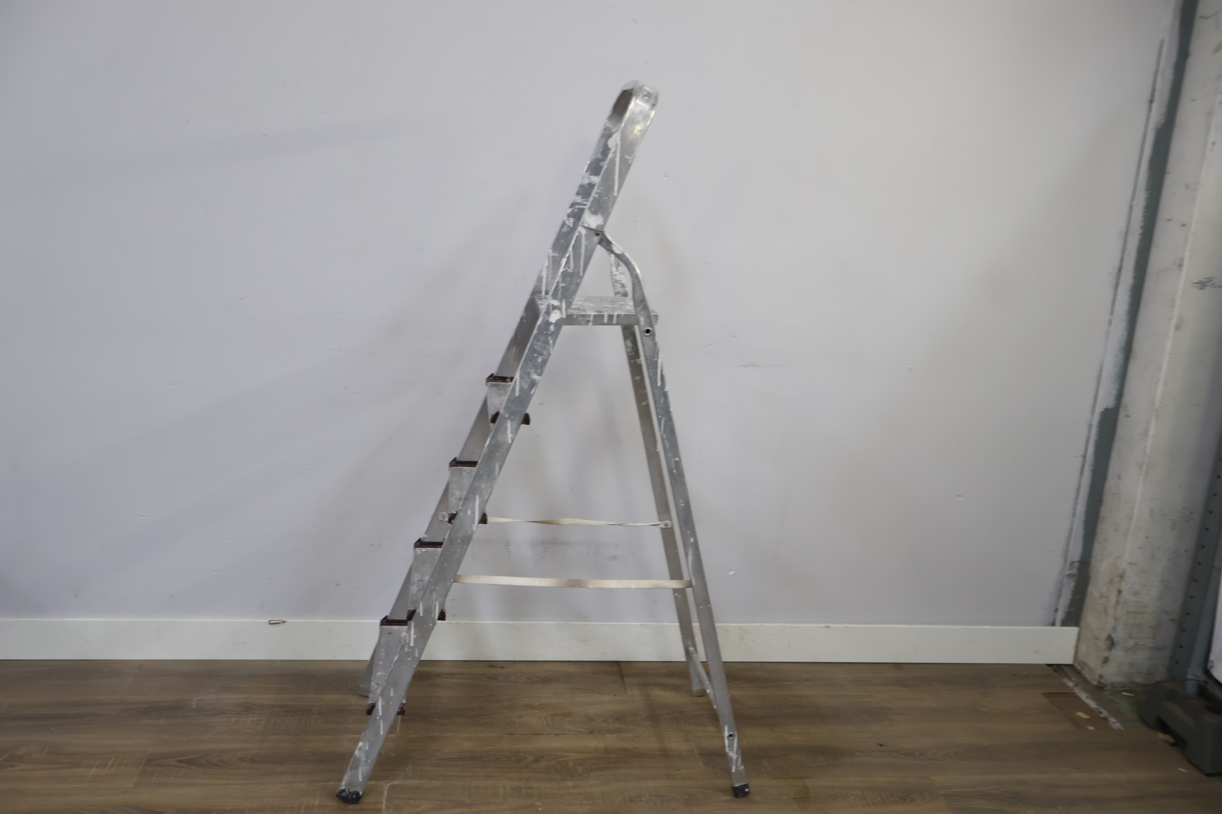 Aluminium huishoudtrap met vier treden – foto 7 – kavel bij GSD Auctions, Zoeterwoude