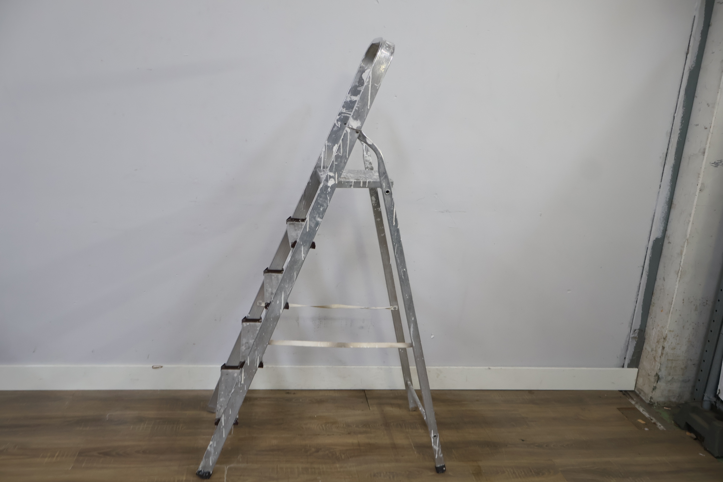 Aluminium huishoudtrap met vier treden – foto 8 – kavel bij GSD Auctions, Zoeterwoude