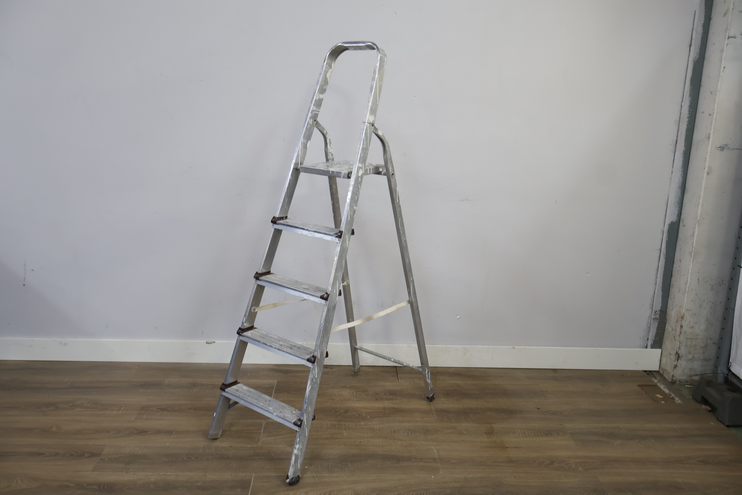 Aluminium huishoudtrap met vier treden – foto 9 – kavel bij GSD Auctions, Zoeterwoude